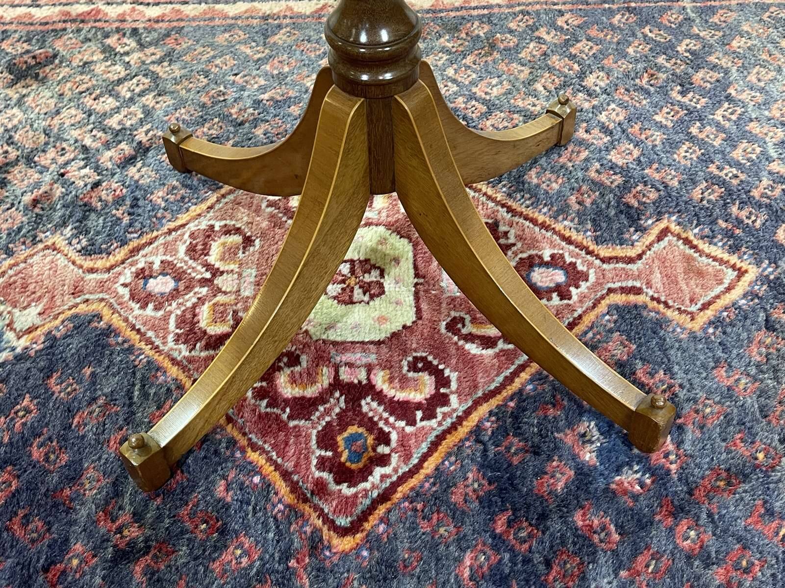 Oval English side table from the 1950s in mahogany