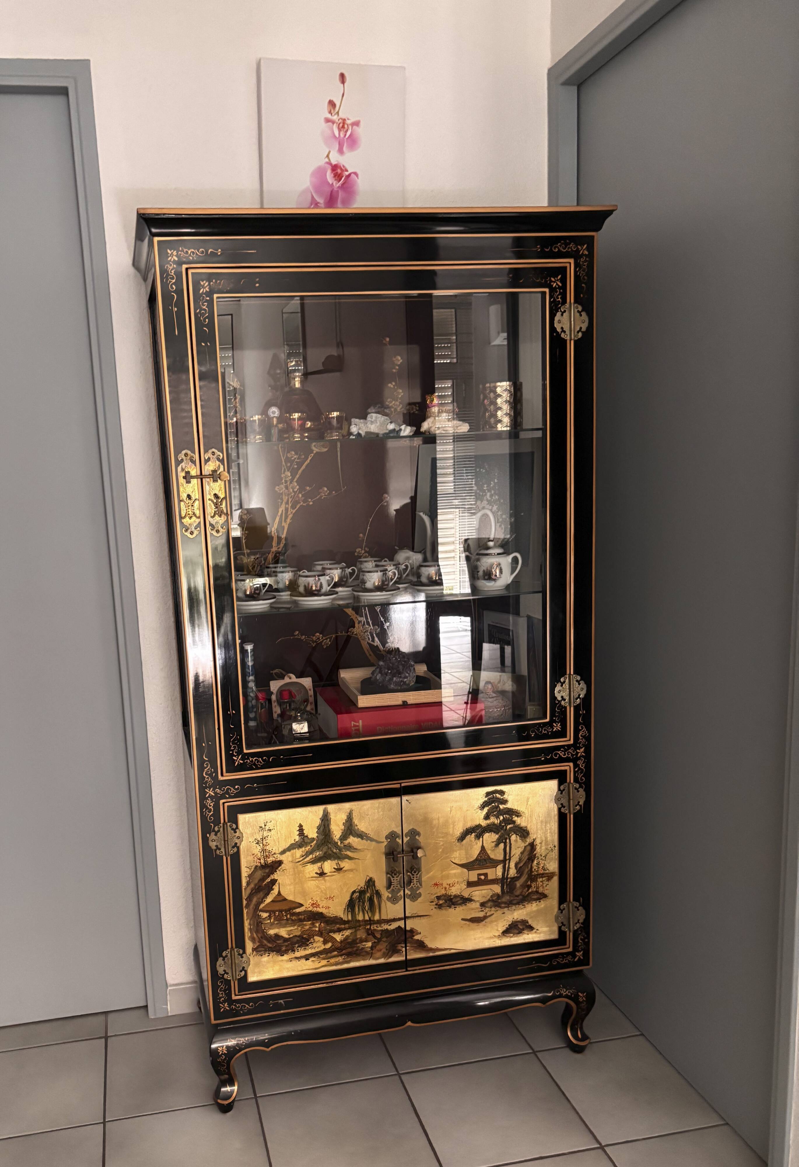 Large Asian Showcase in Black and Gold Lacquer - Display Cabinet