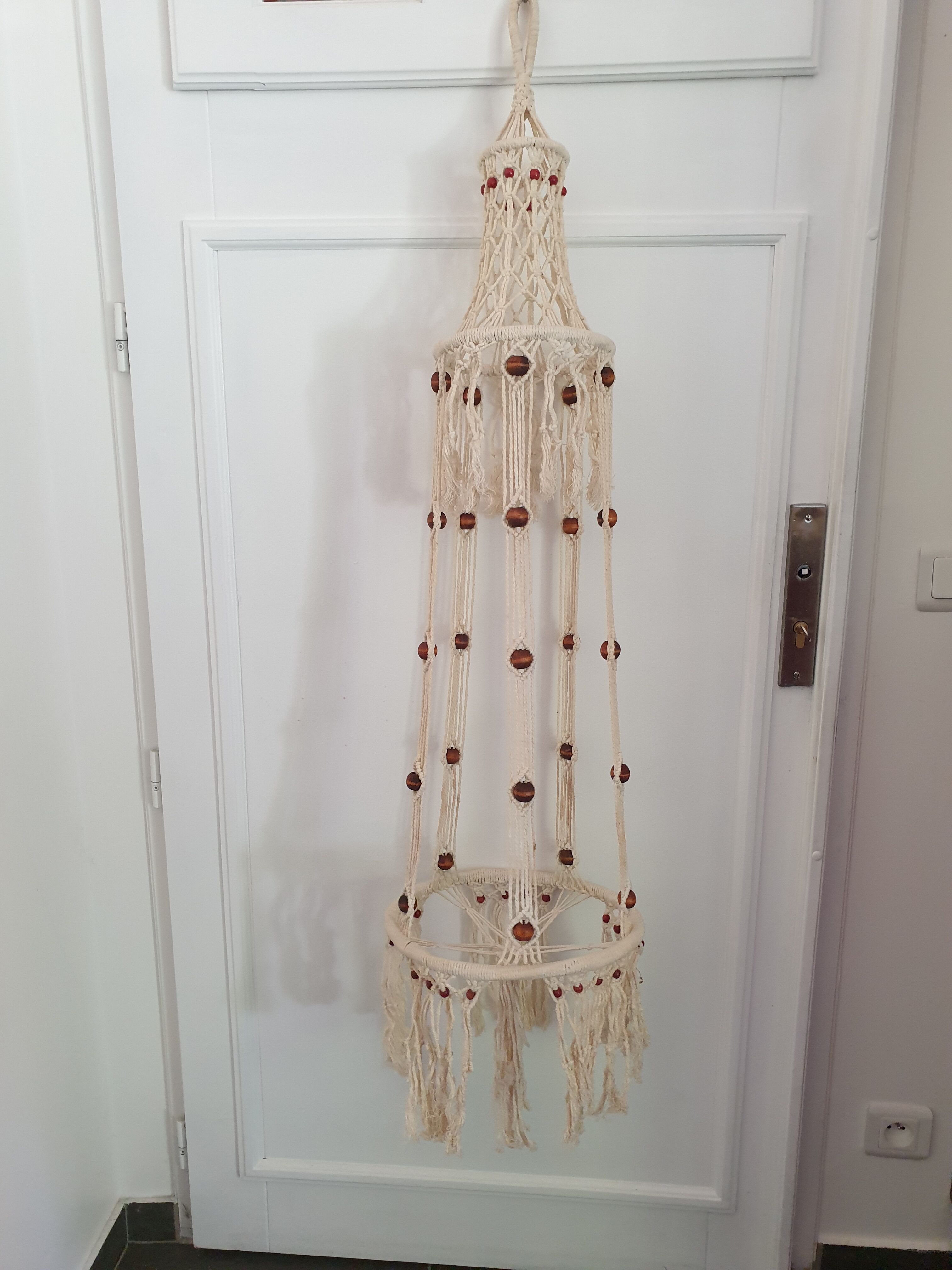 Hanging plant holder in macramé 80s