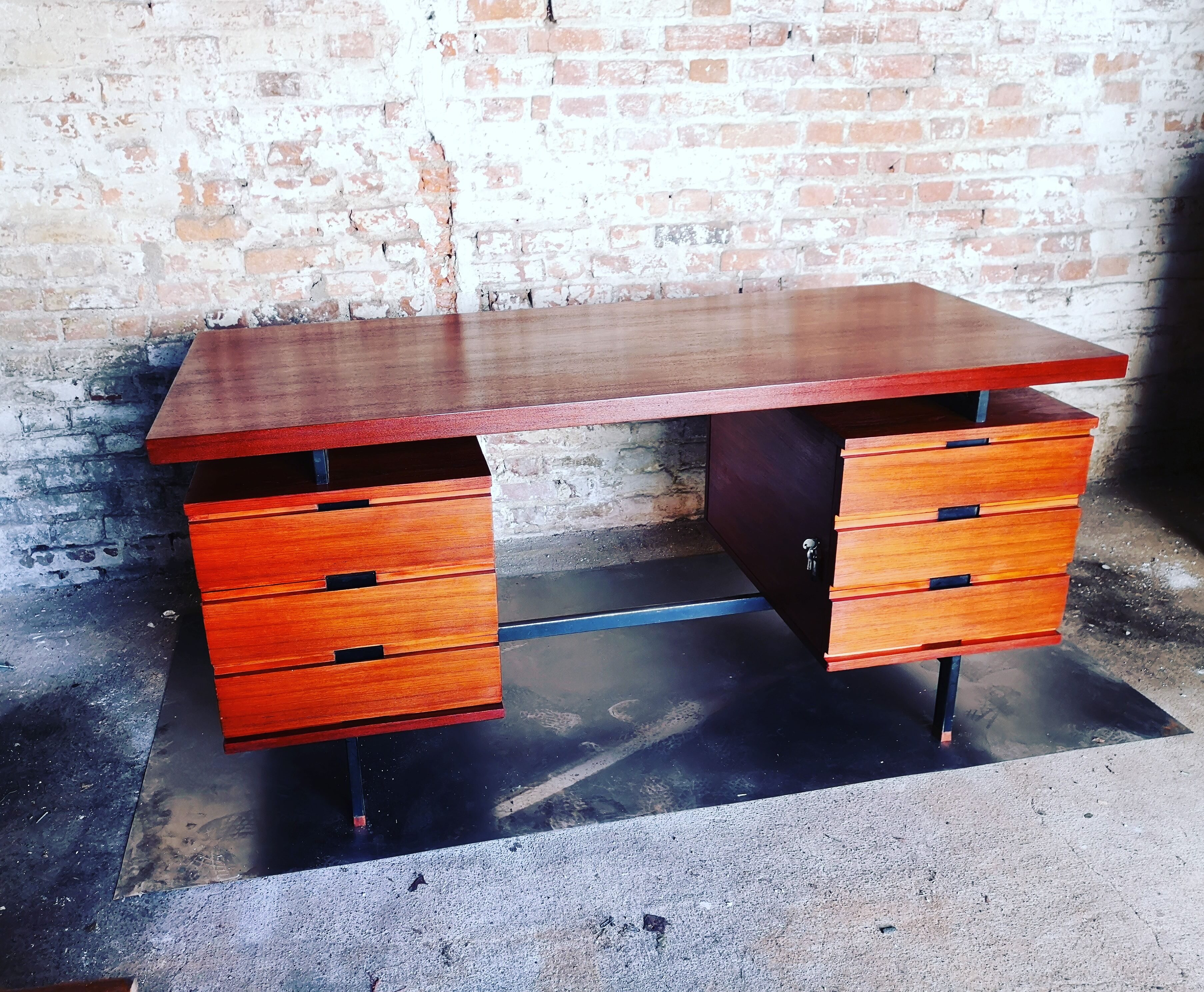Pierre Guariche desk edited by Minvieille