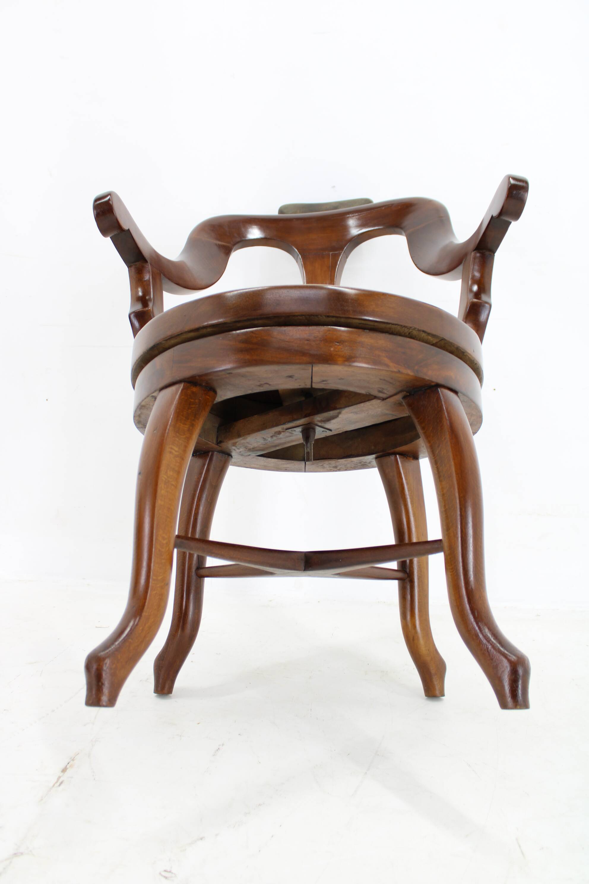 Chaise de barbier pivotante en hêtre restaurée des années 1920, Tchécoslovaquie