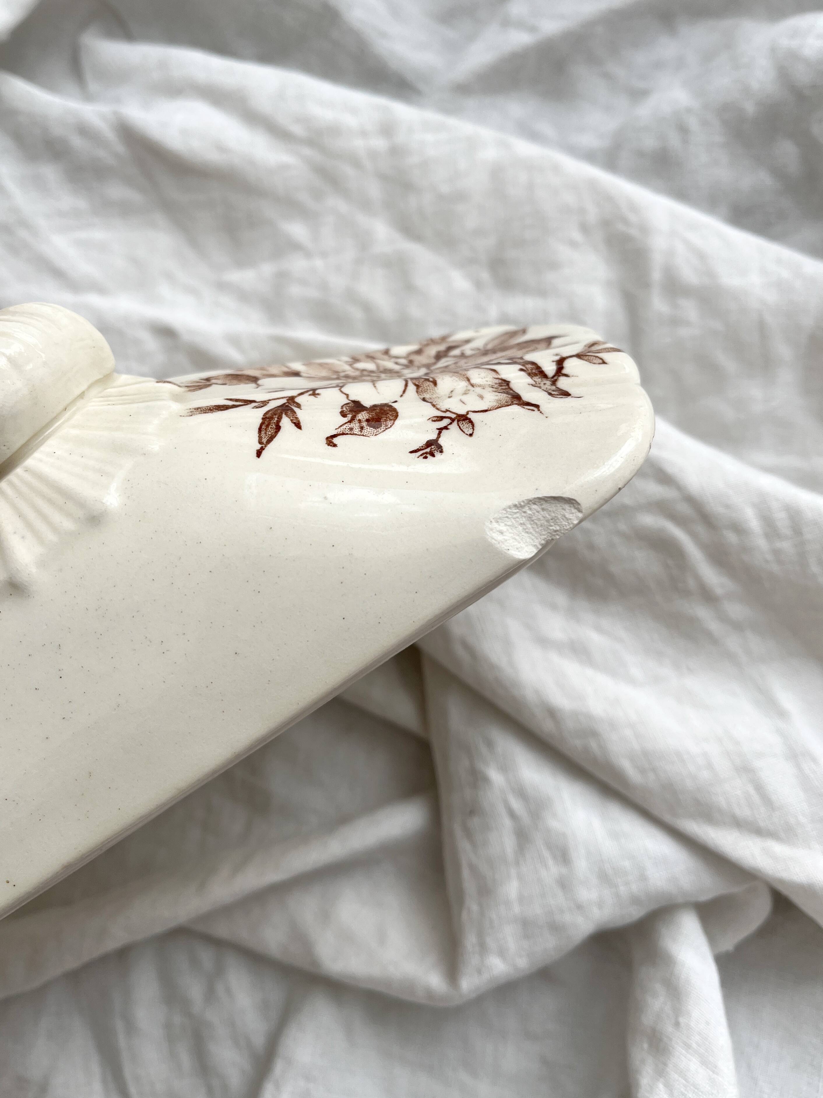 Antique wall fountain in ironstone, "Spring" Gien earthenware, late 19th century