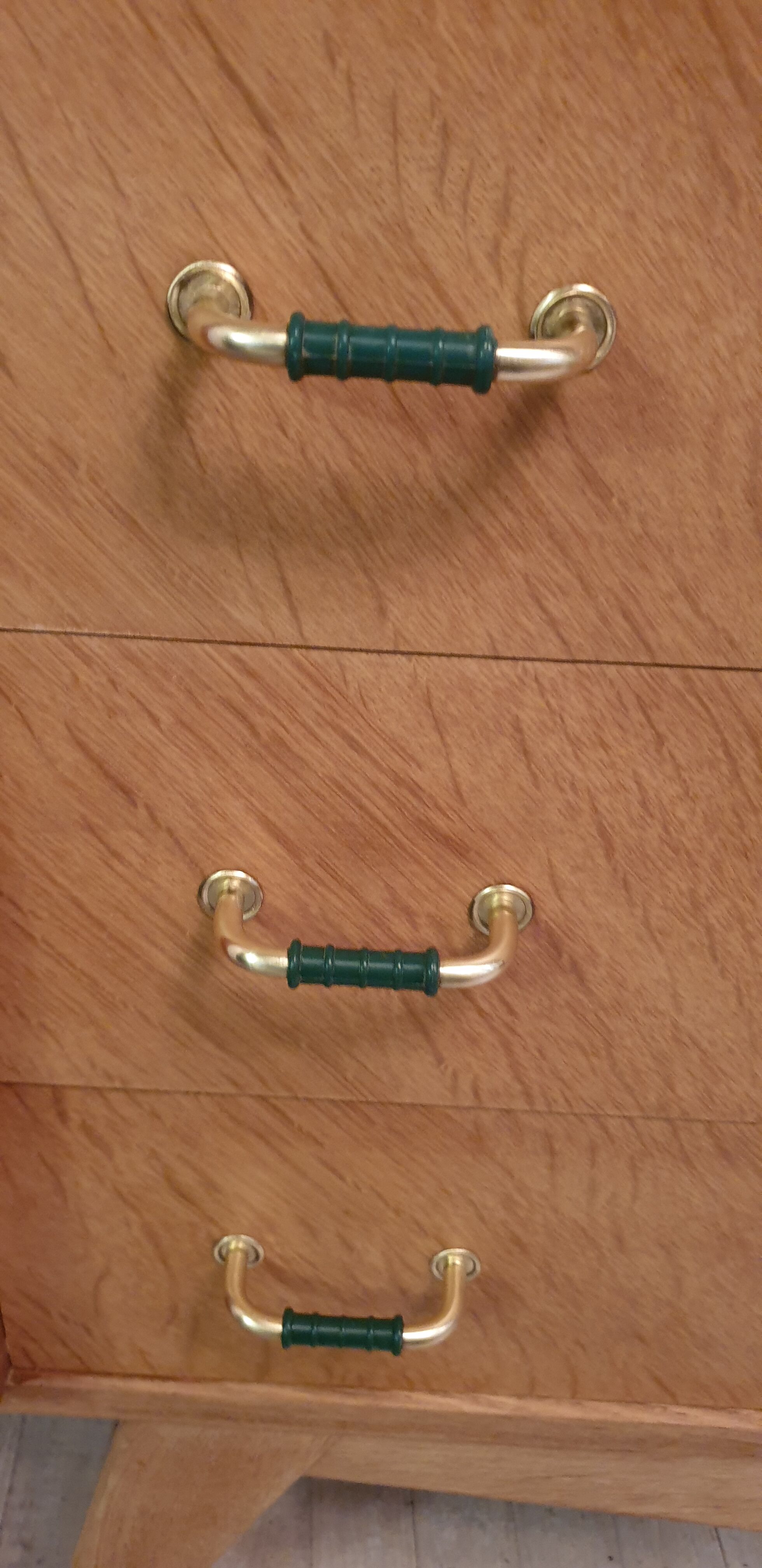 Chest of drawer compass feet