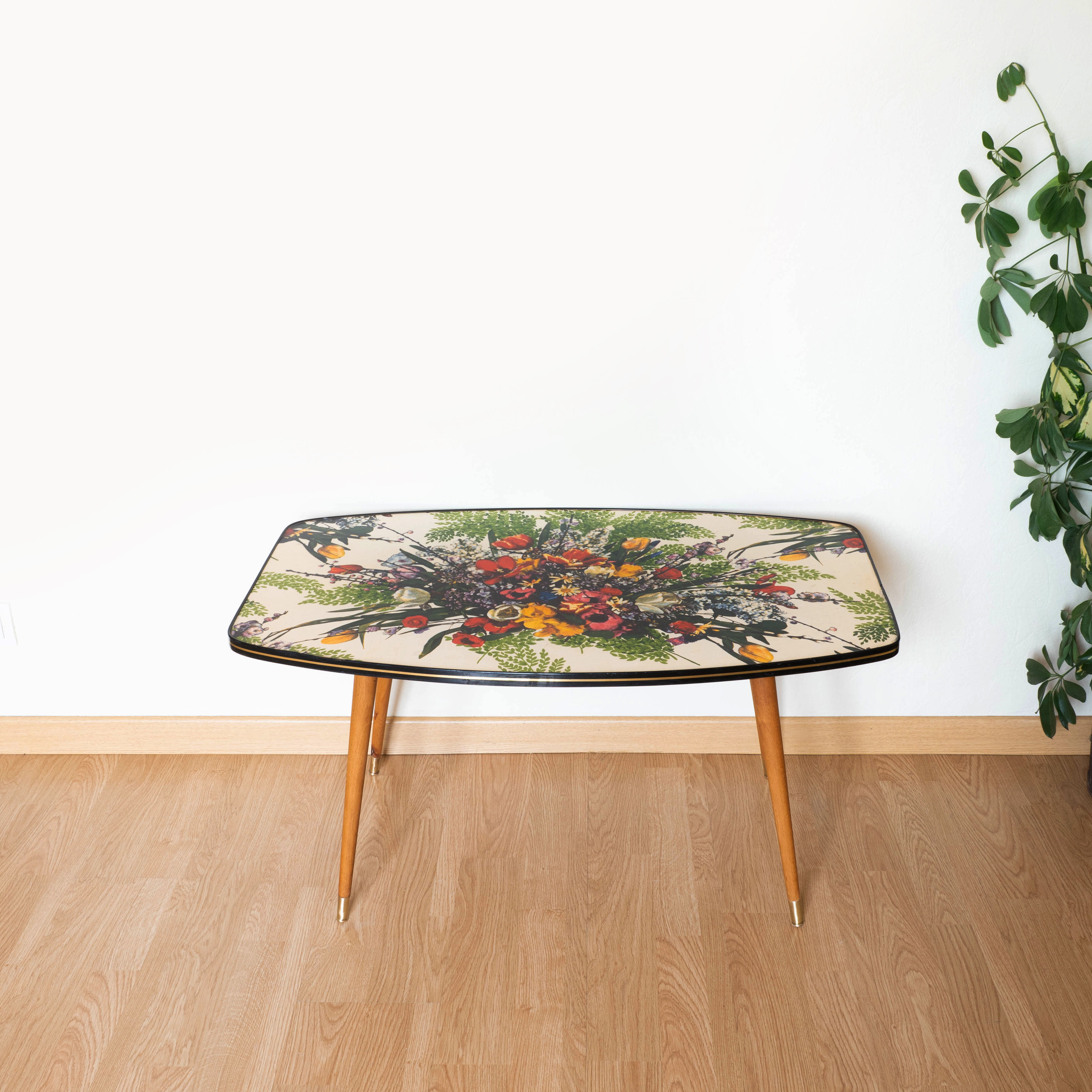 Table bass pattern floral spindle feet