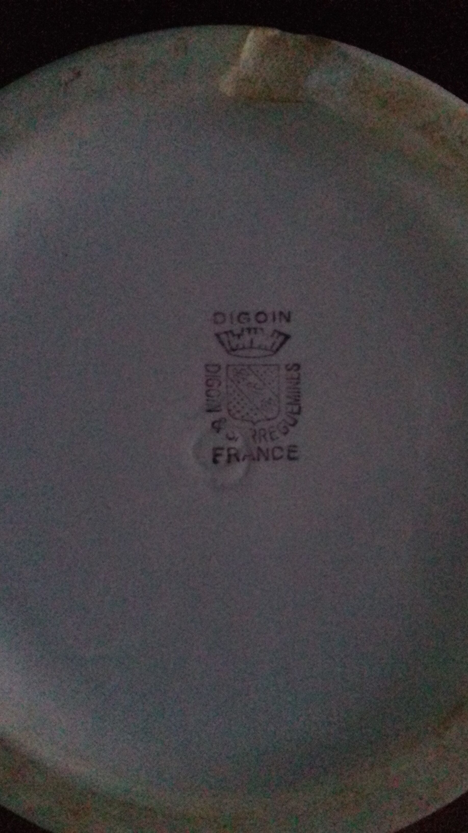 Pot à Lait en faïence des années 30, motif : une vache dans un champ avec montagnes en fond.