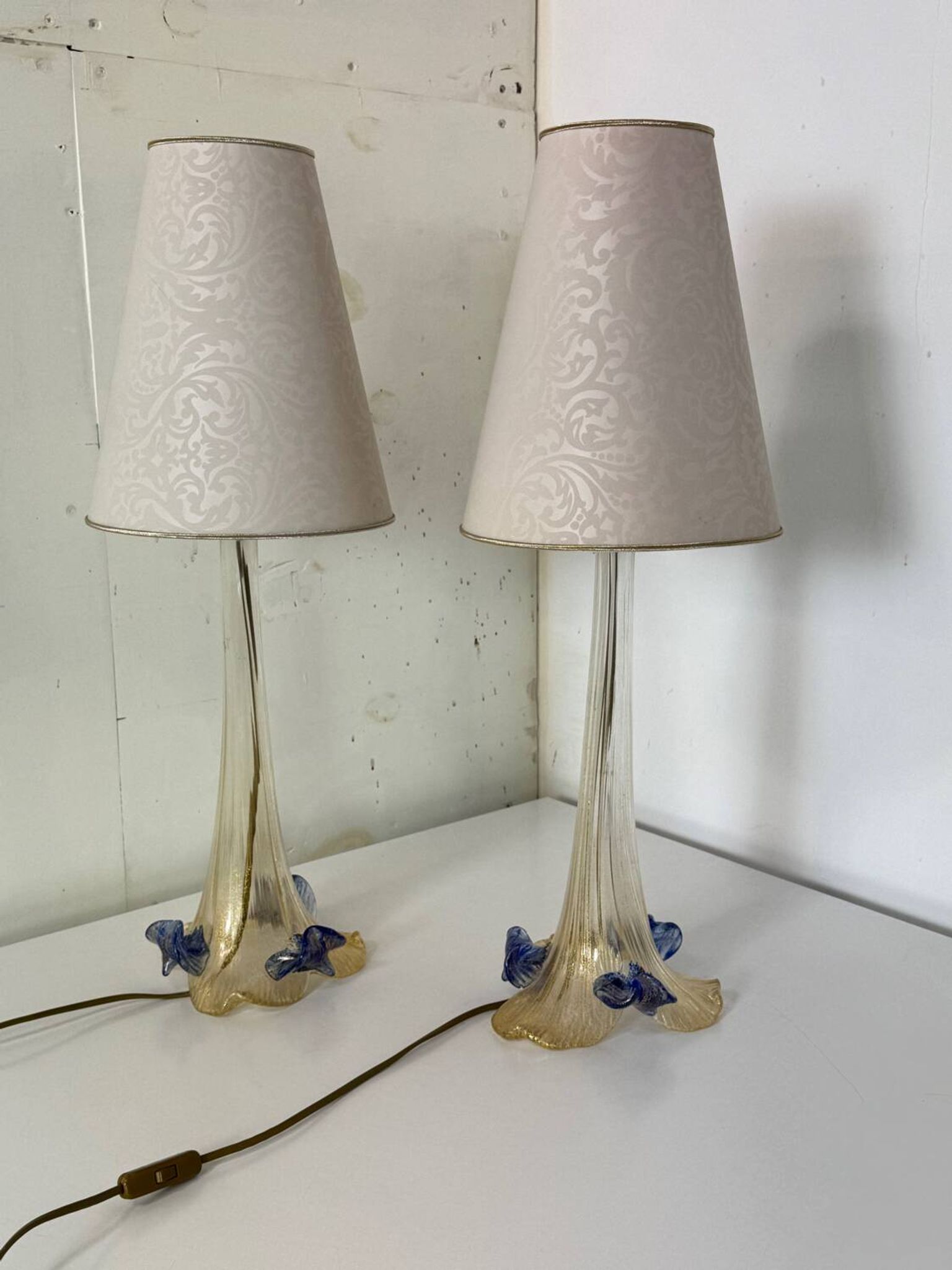 Set of 2 vintage romantic Venetian Italian table lamps in Murano glass.