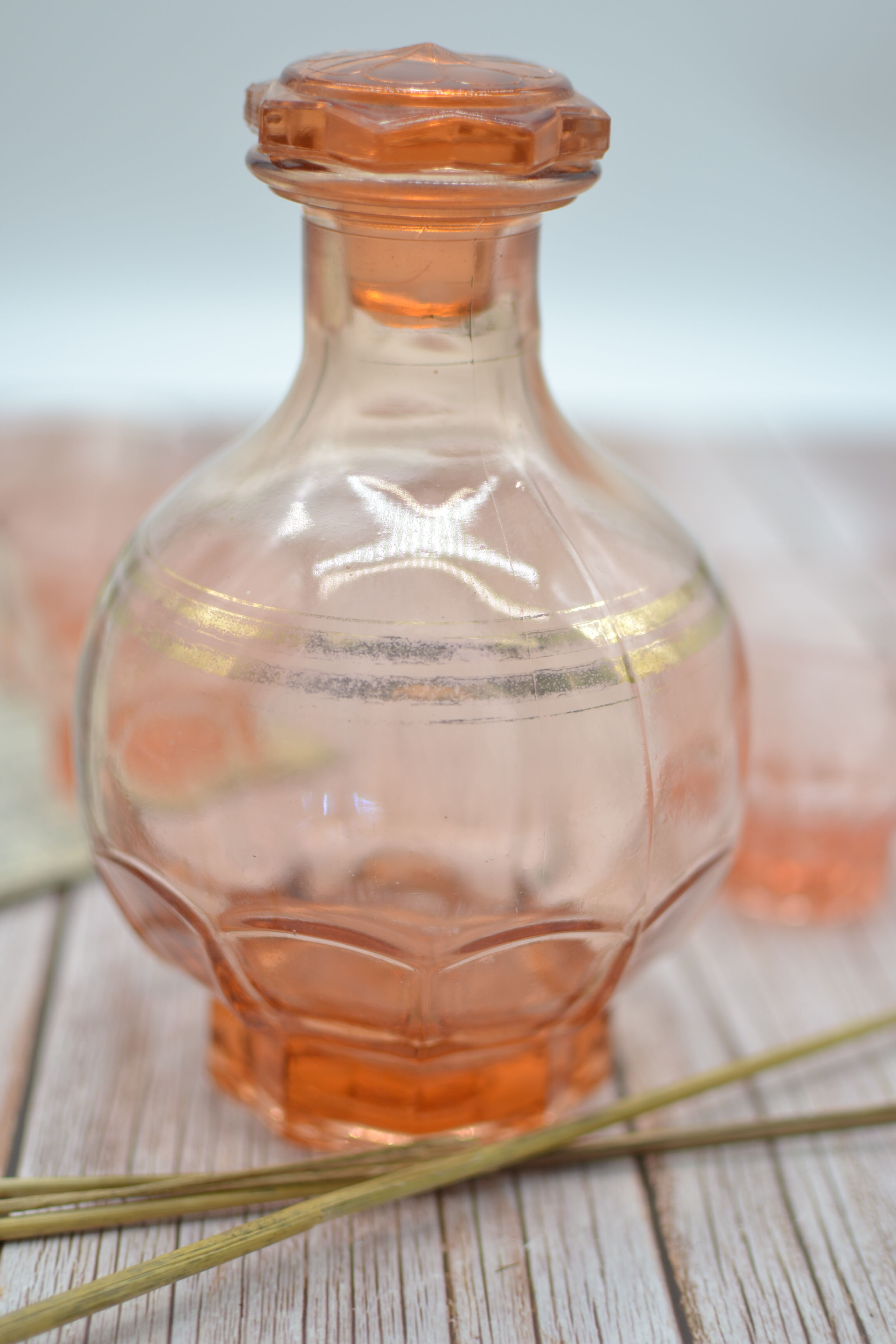 Vintage pink decanter with its 6 glasses