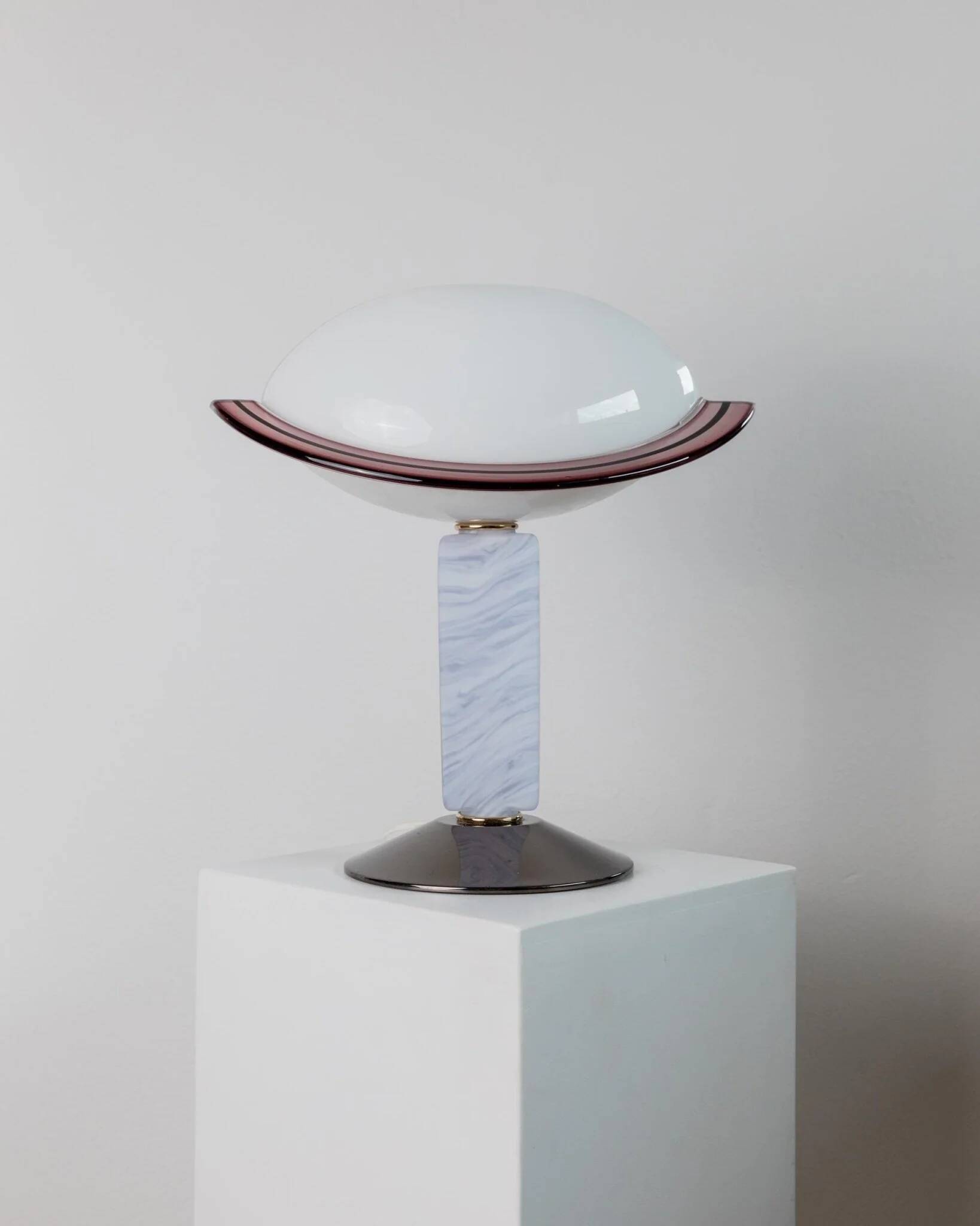 Lampe de table en verre de Murano bleu avec base en métal chrome foncé et abat-jour à rayures de mûre – style Memphis des années 1980, Italie