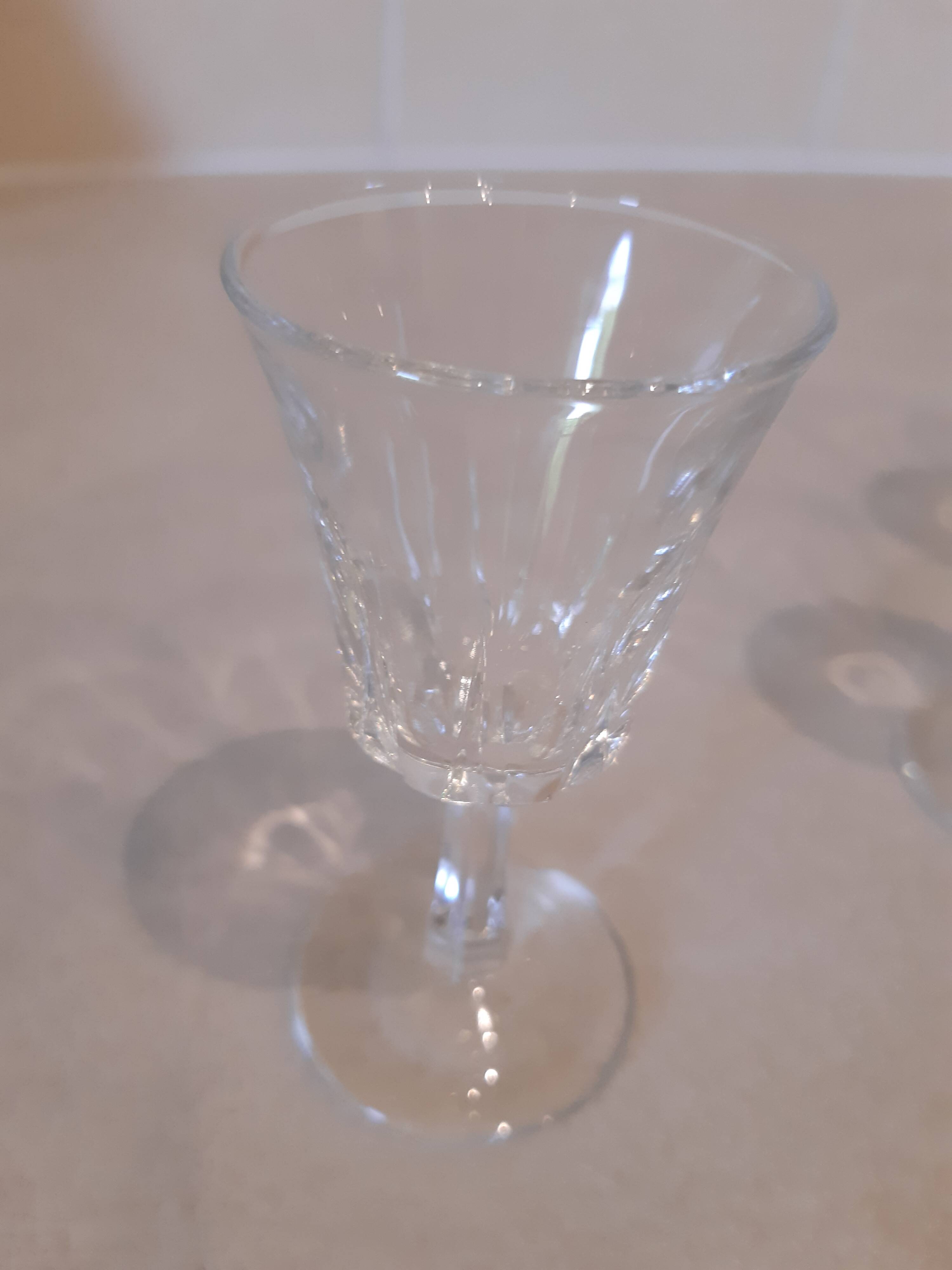 Lot de 7 petits verres à pied ciselés