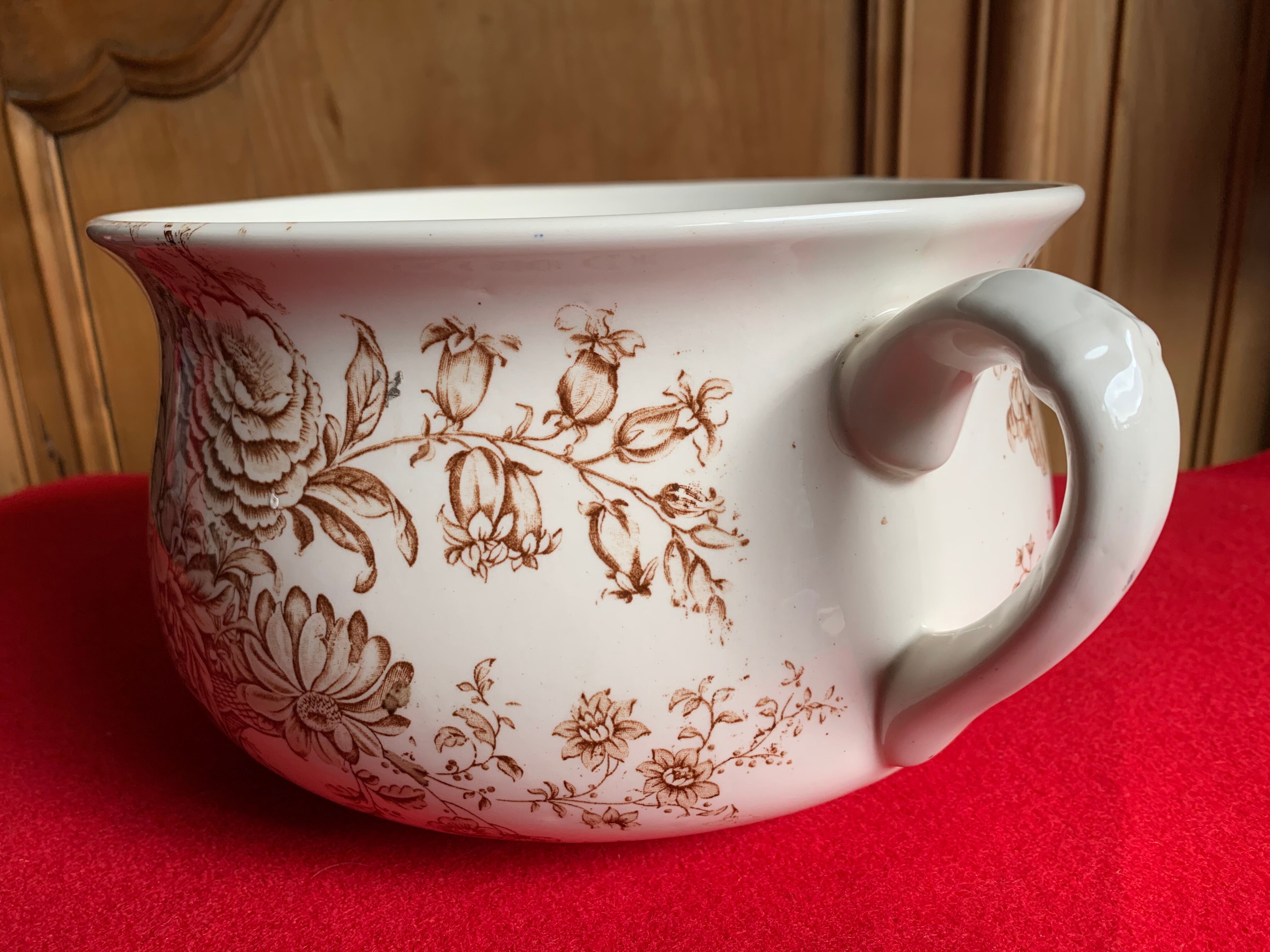 Night vase pot in English earthenware