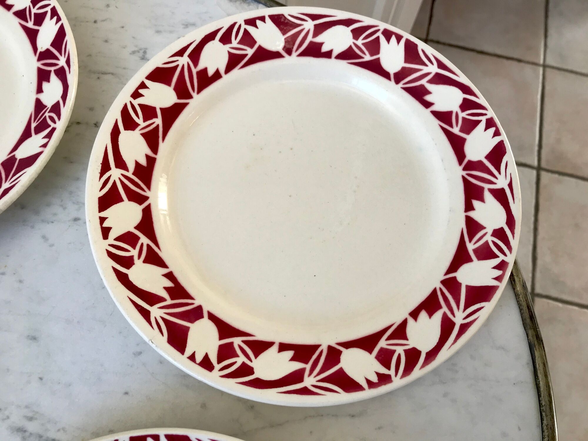 4 flat plates Badonviller tulips burgundy years 30-40