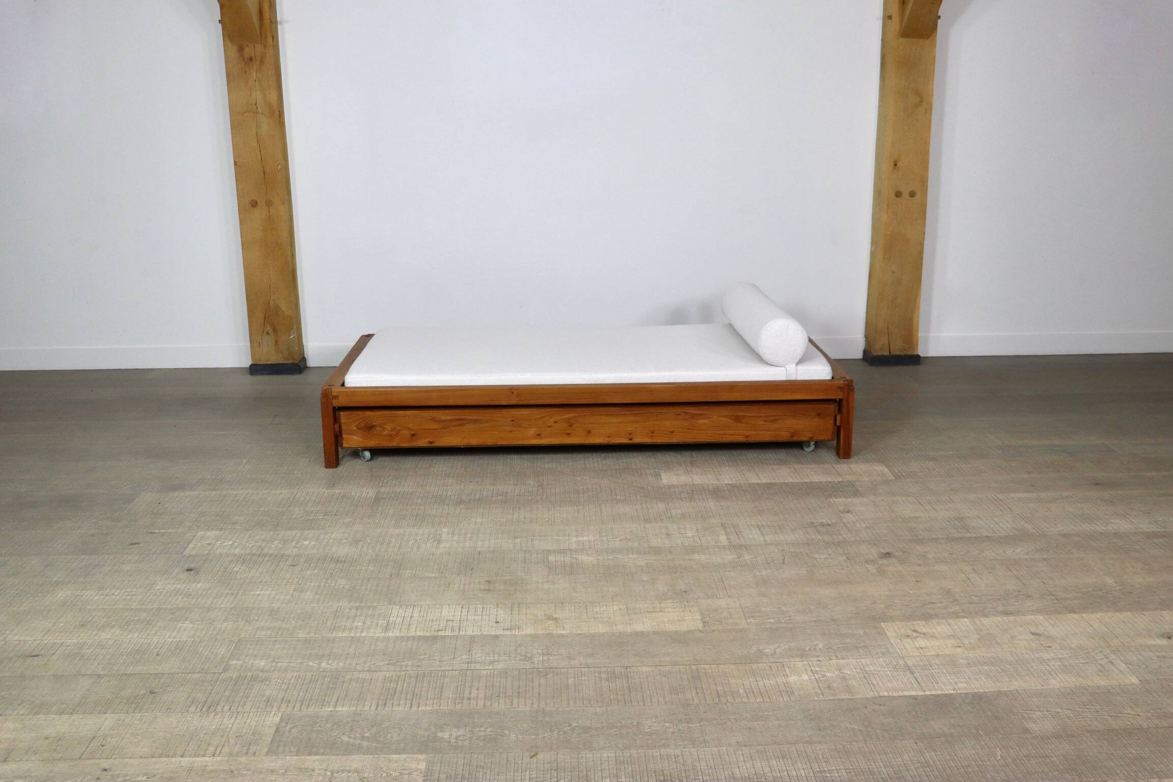 Lit de repos L03 Pierre Chapo en orme massif, France 1960