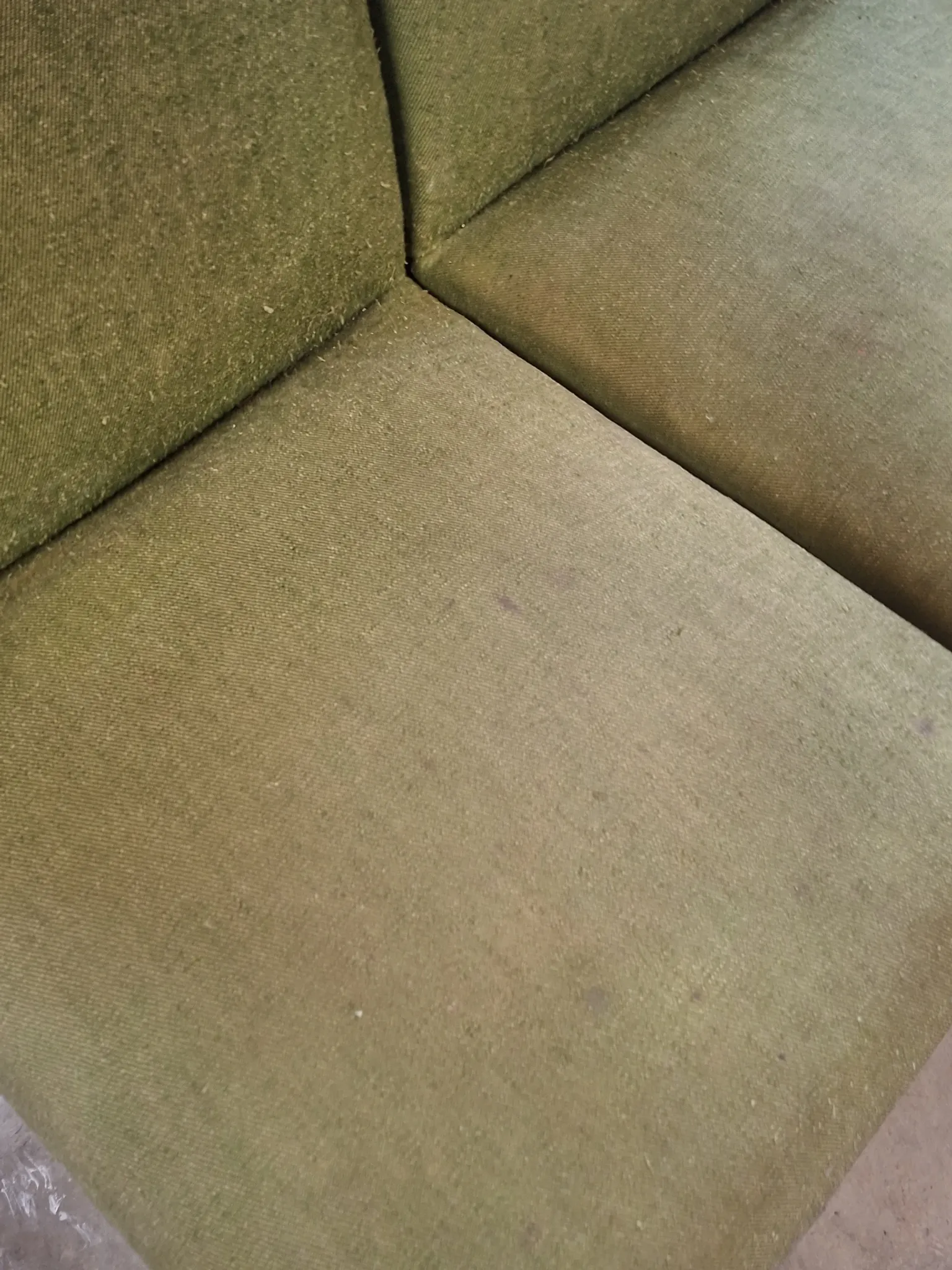 Pair of vintage armchairs with tapered legs from the 1950s.