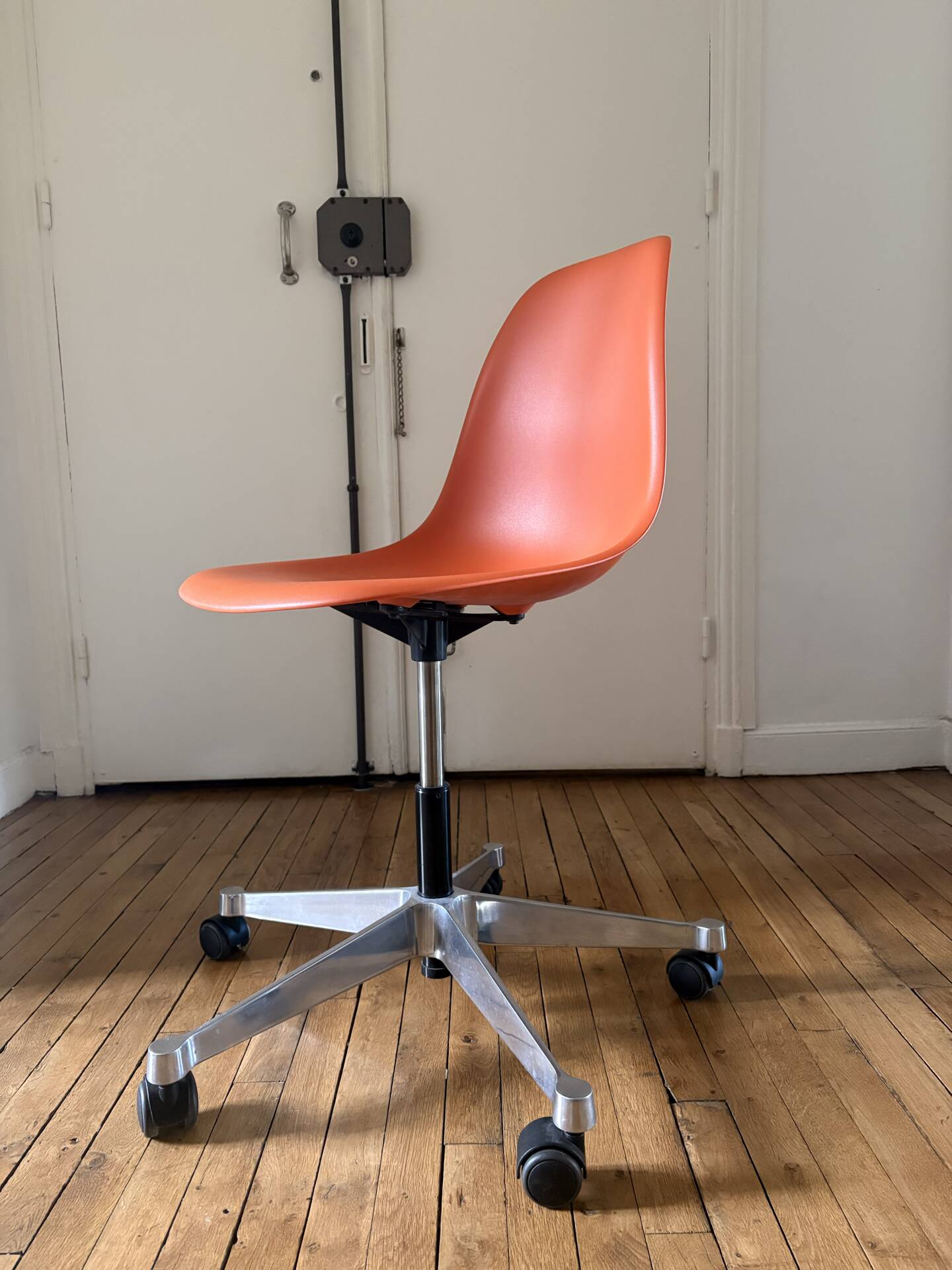 Vitra eames desk chair