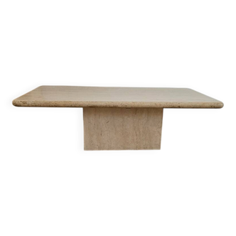 Beige travertine coffee table in the style of Italian design, 120 x 60 cm.