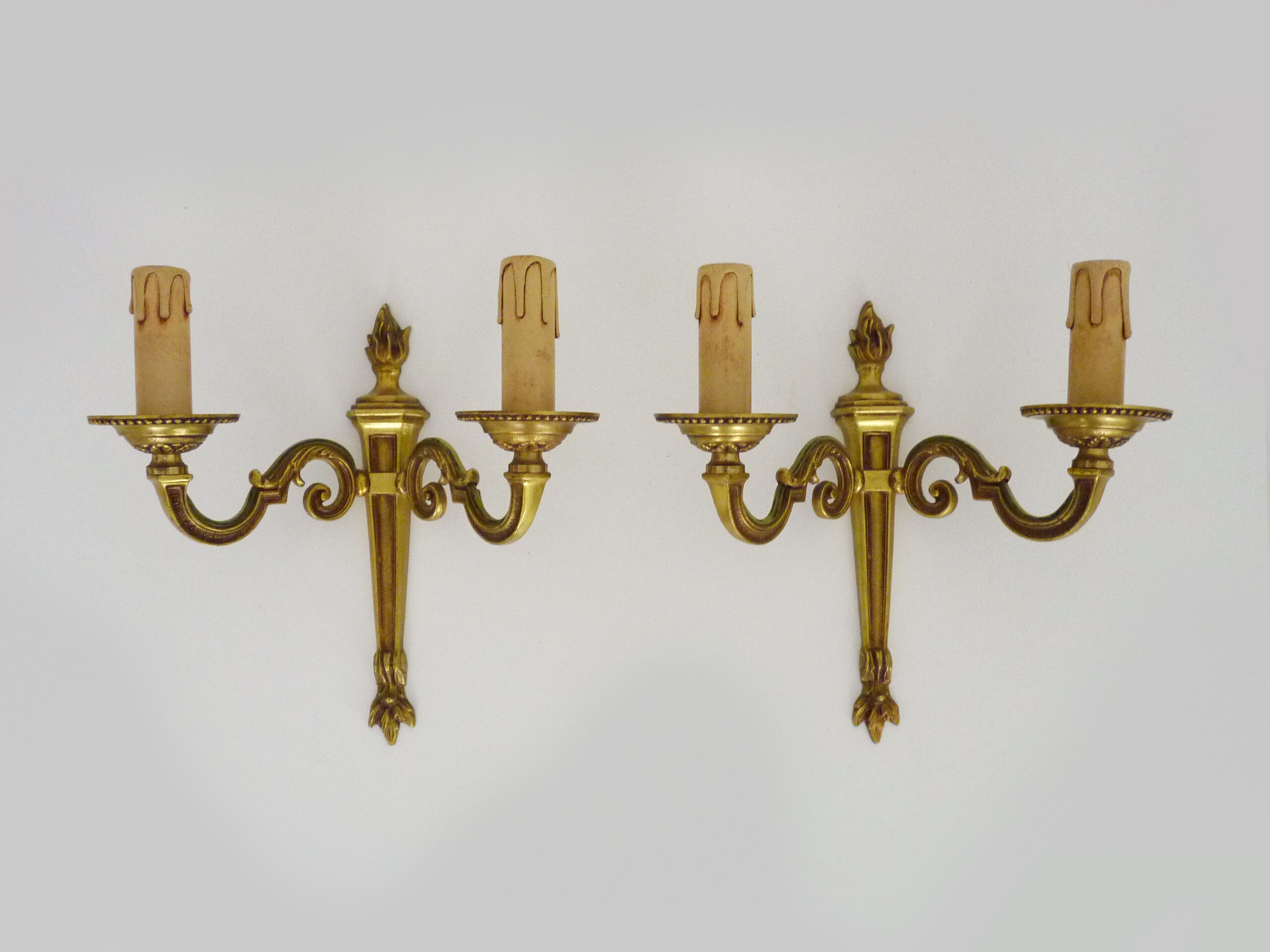 Old pair of wall sconces pot à feu, bronze with 2 candles, year 50 60