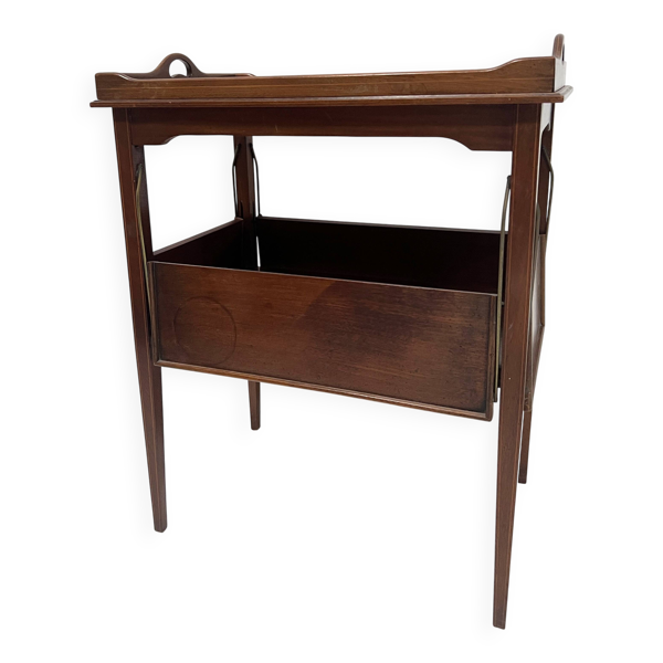 Table a desservir en acajou a décor de filet de marquèterie XX siècle
