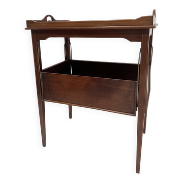 Table a desservir en acajou a décor de filet de marquèterie XX siècle
