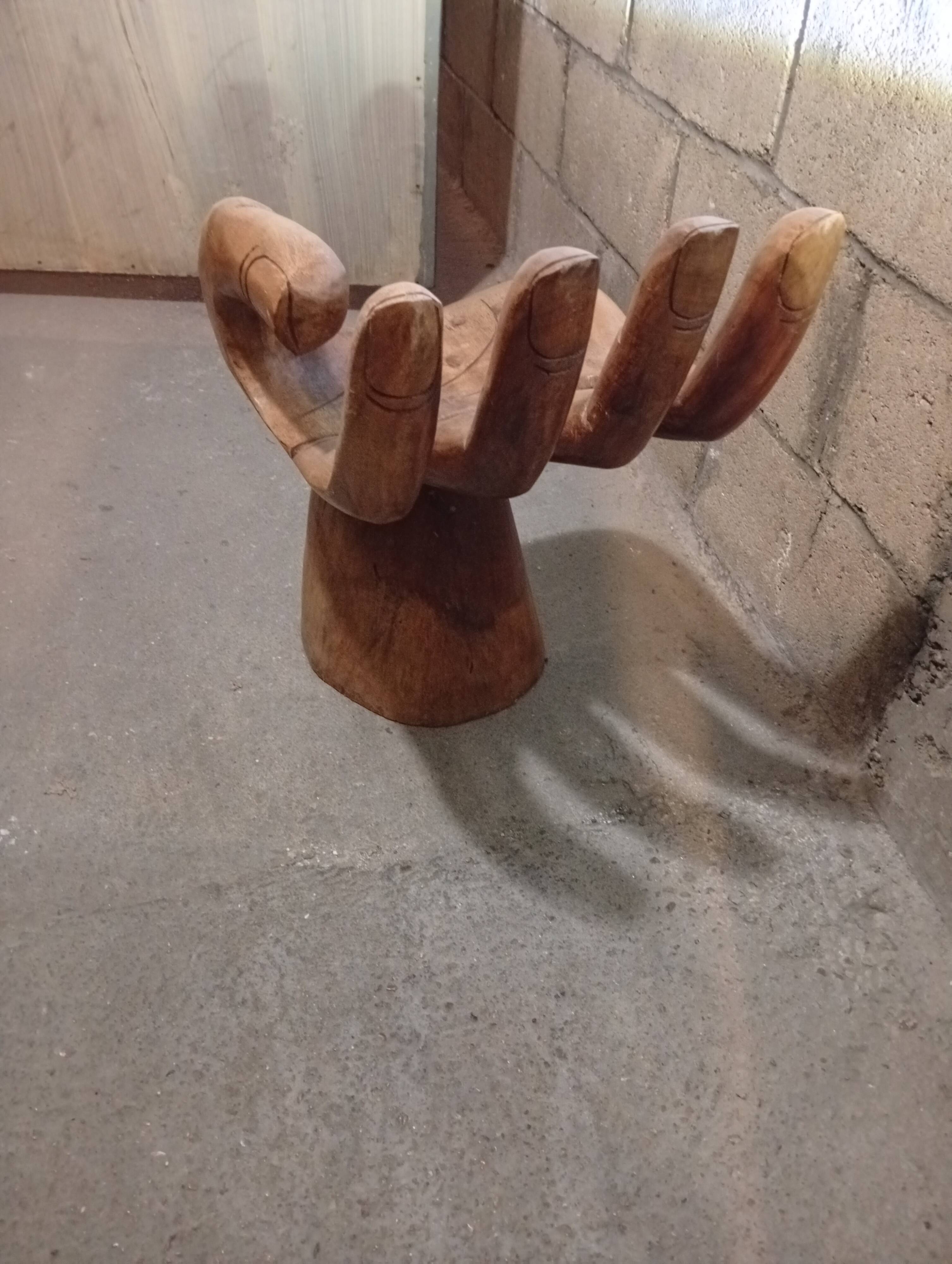 Tabouret en bois teck en forme de main droite