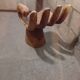 Tabouret en bois teck en forme de main droite