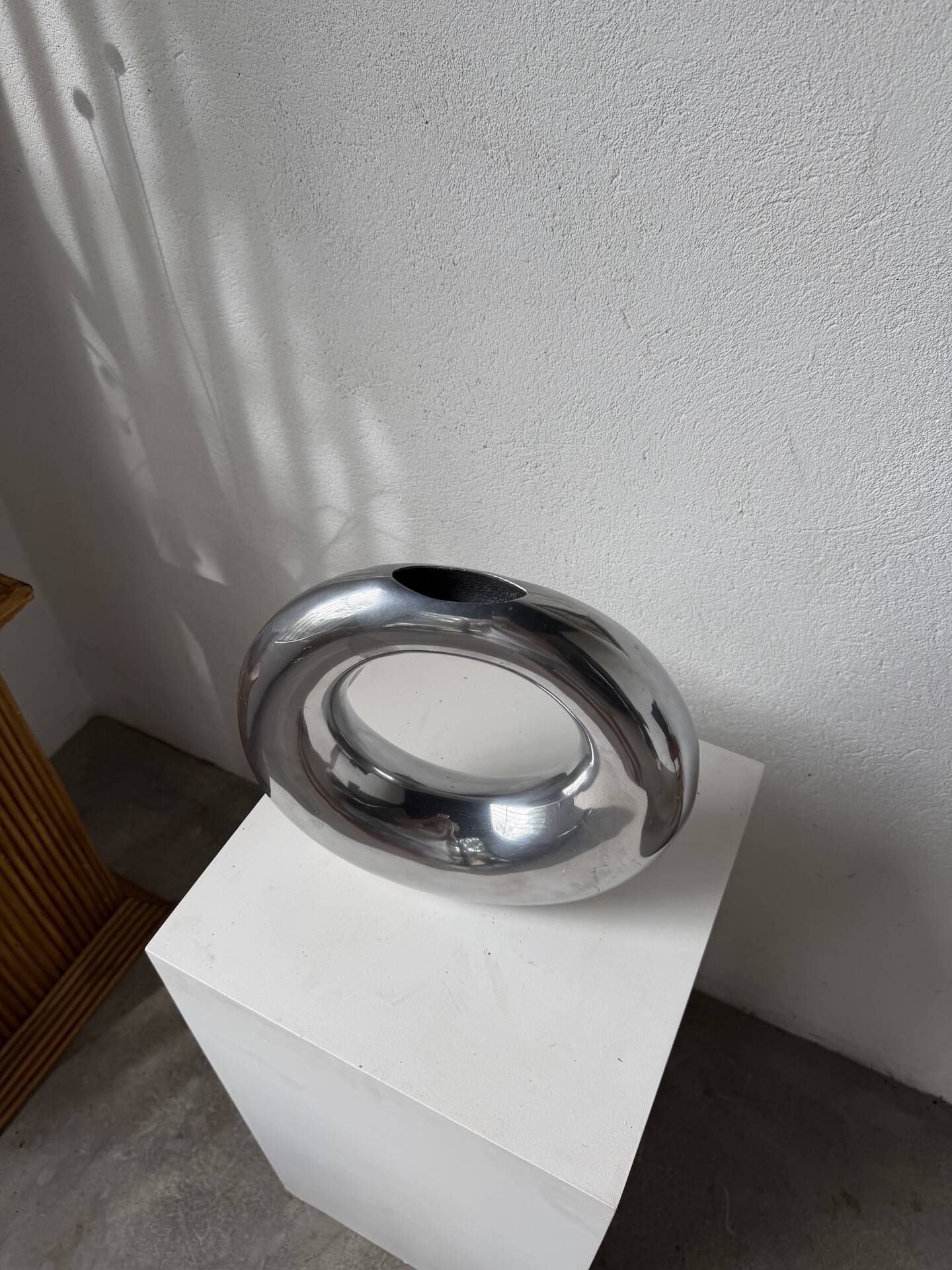 Round aluminium loop vase
