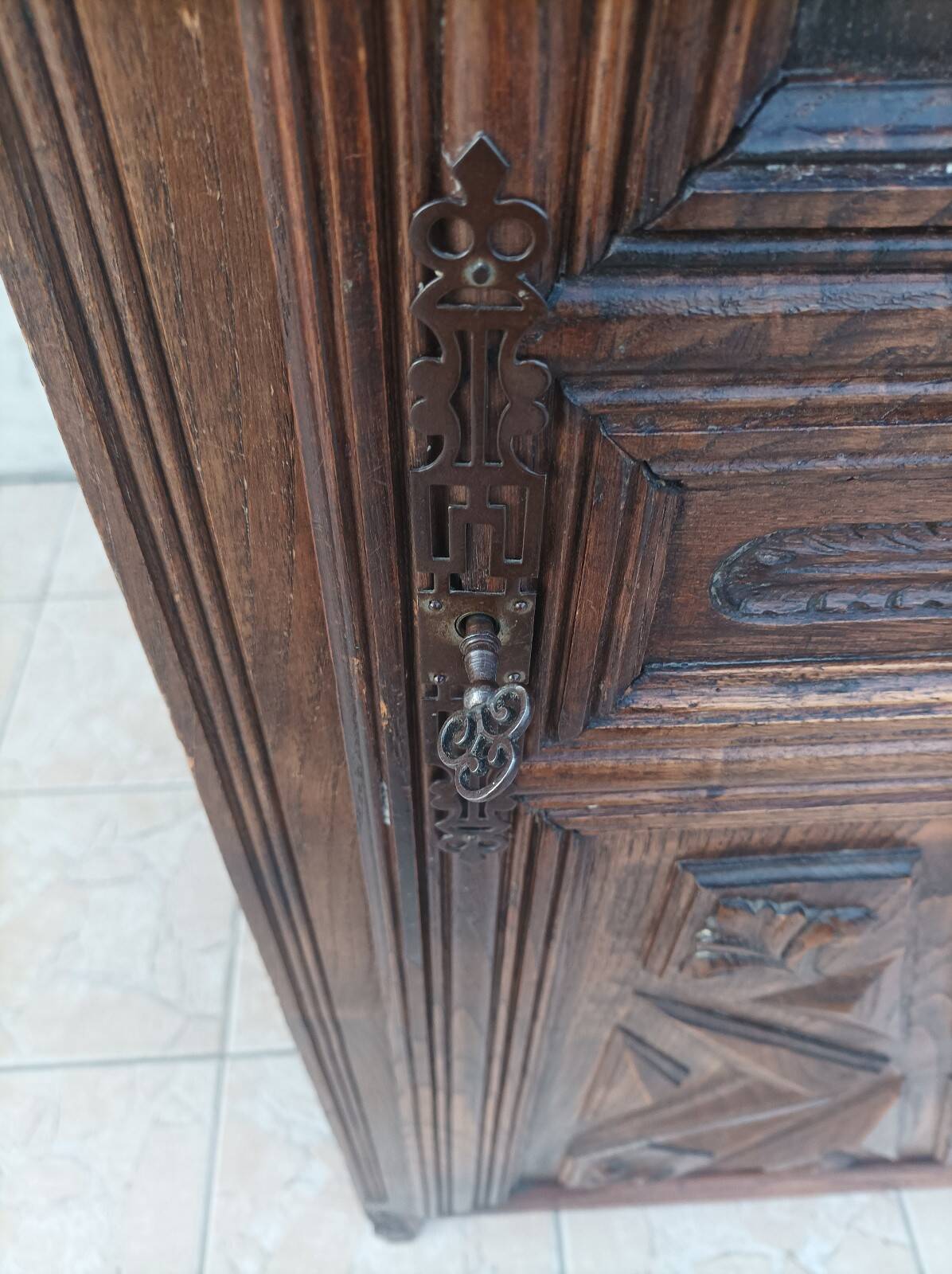 Standing man Louis XIII in oak