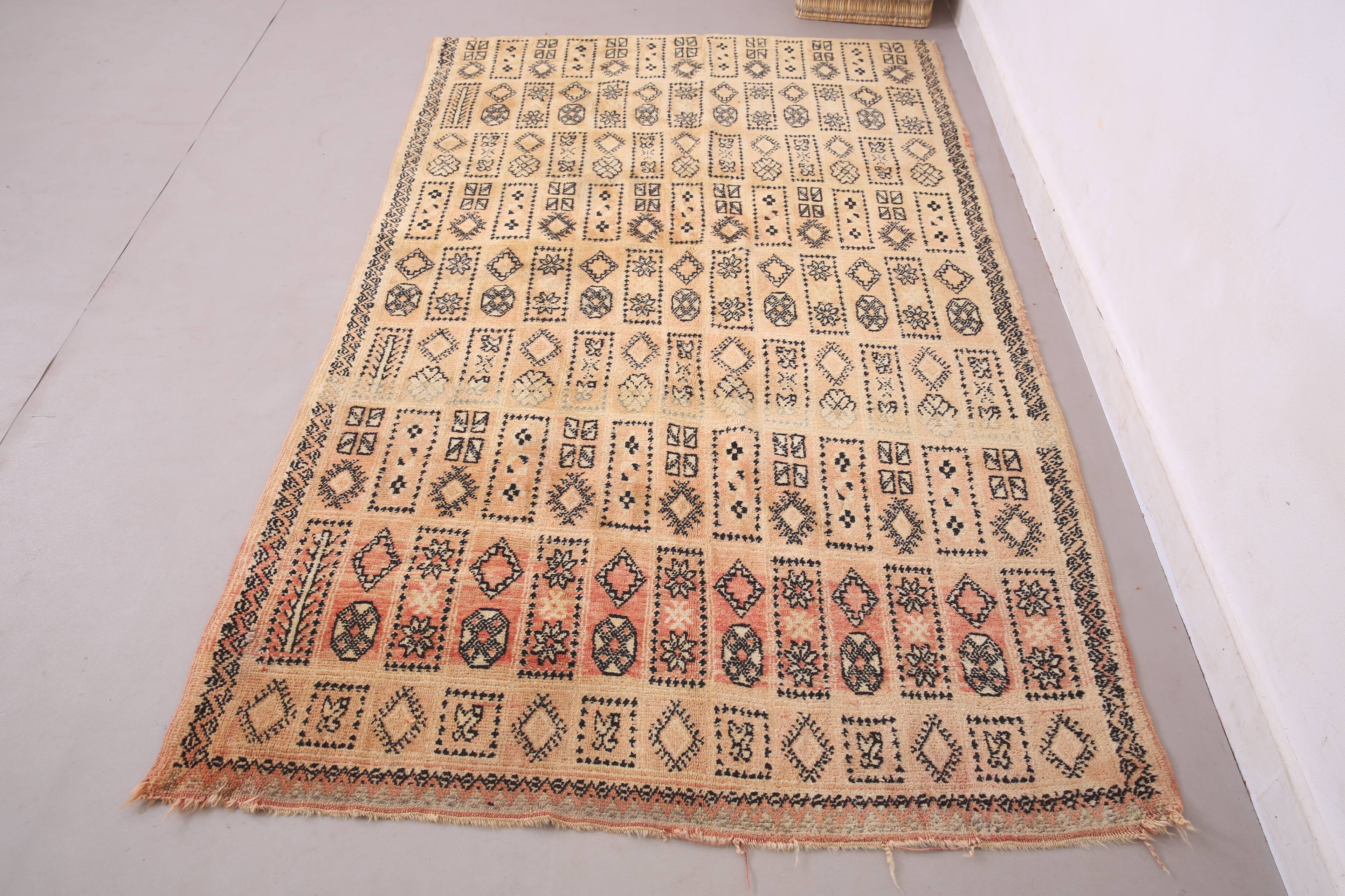 Vintage Moroccan Rug 134 x 221 cm- Berber Wool Rug - Authentic Handmade Rug