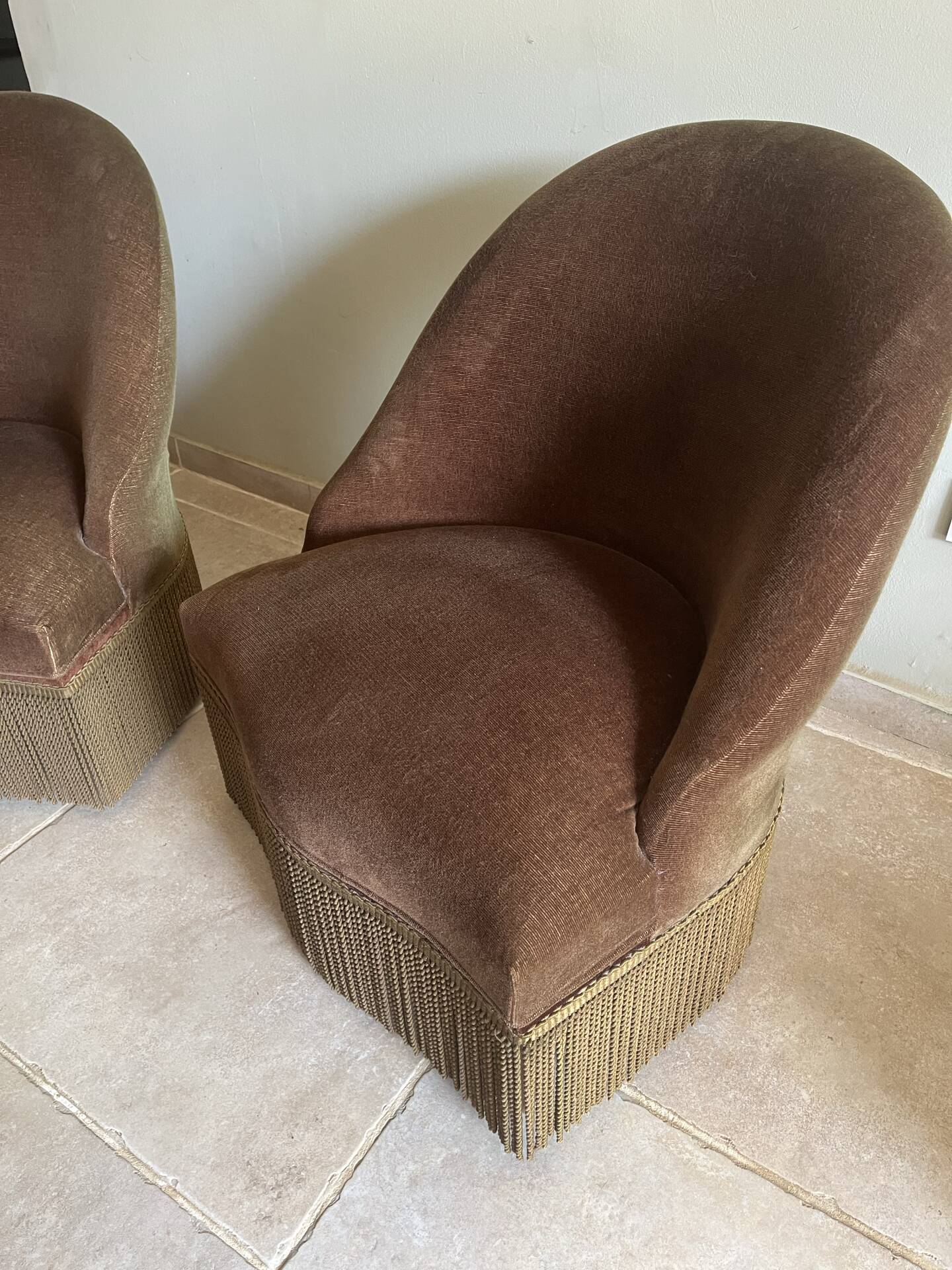 Paire de fauteuils crapaud vintage en velours brun tabac à franges