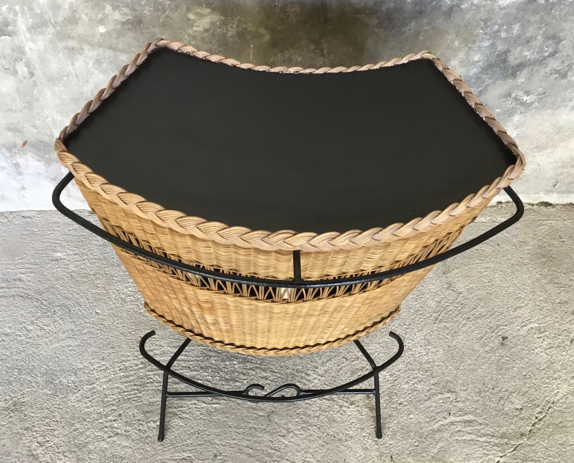 Vintage cocktail bar and its piare of stools - wicker and metal - 1960