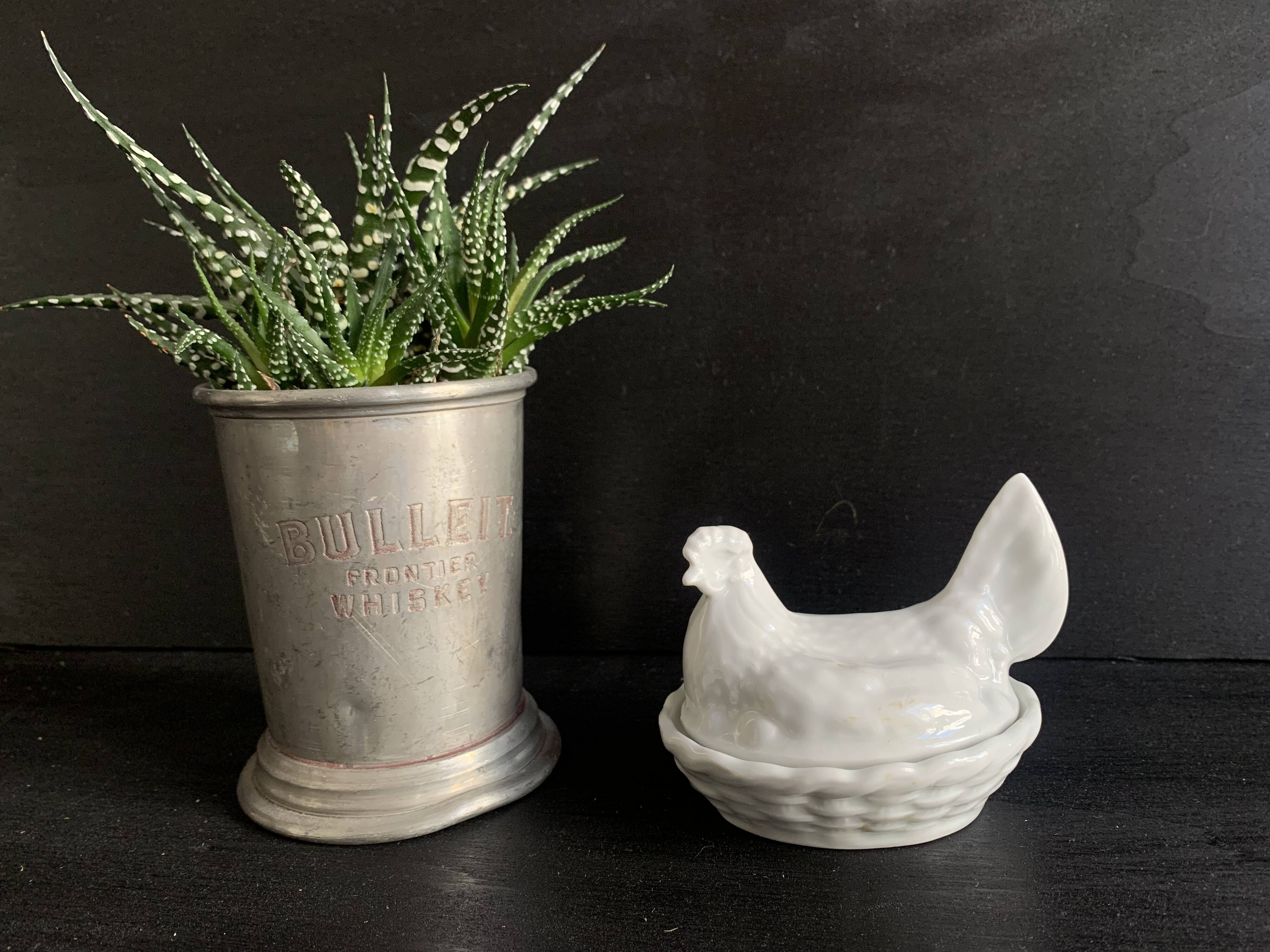 Mini terrine poule en porcelaine blanche ancienne