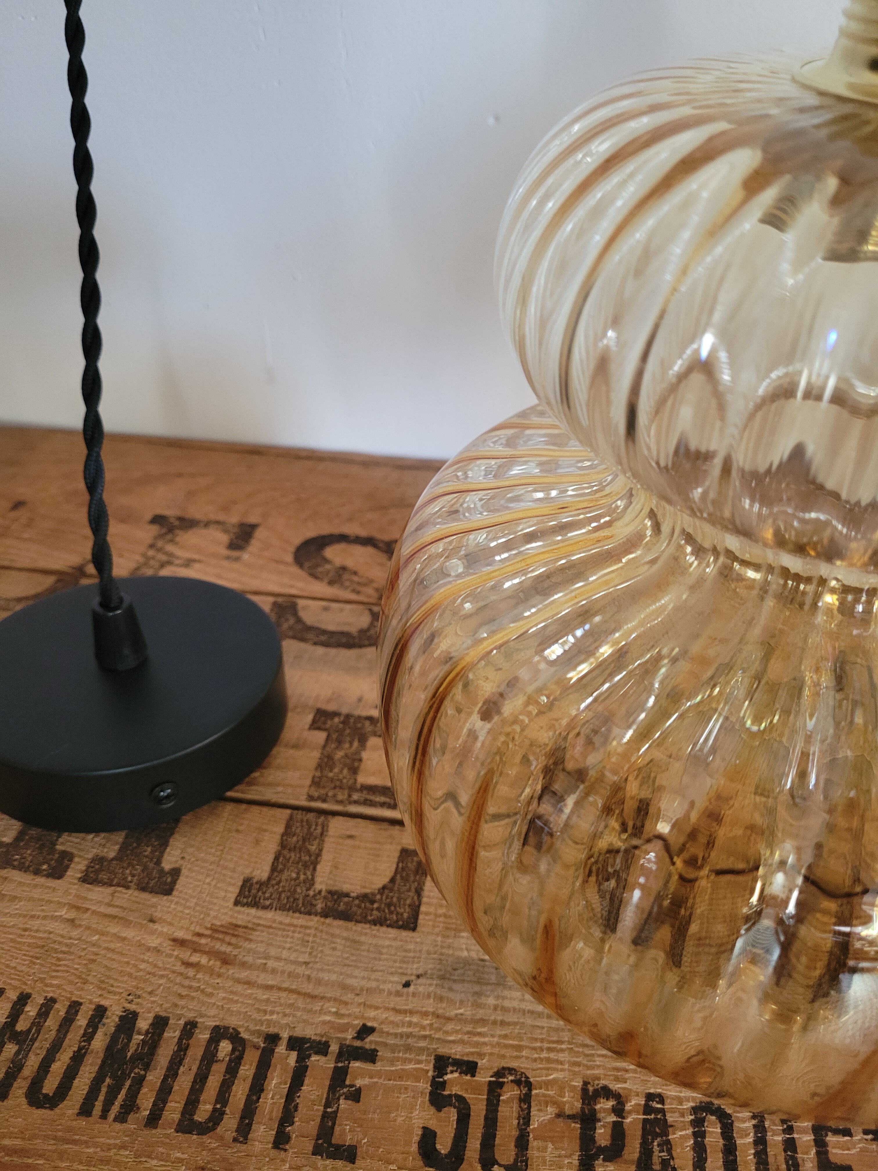 Striated glass suspension