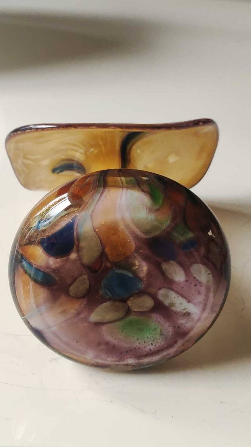 Murano glass soliflore vase Volubilis. Floral shape/Corolla. Polychrome speckles. Gold glitter inclusions. Height 21 cm