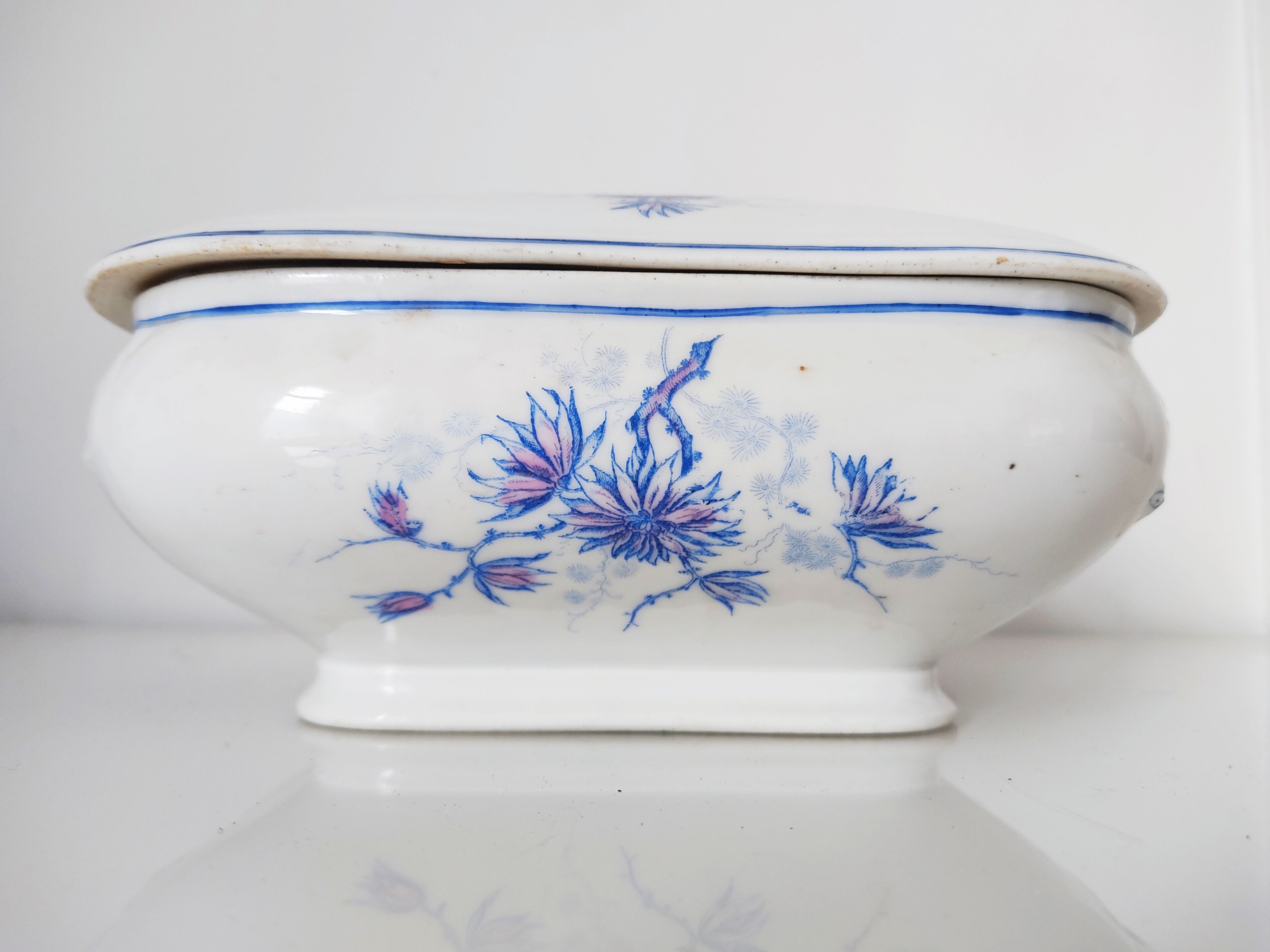 Dish with porcelain lid decoration blue flowers
