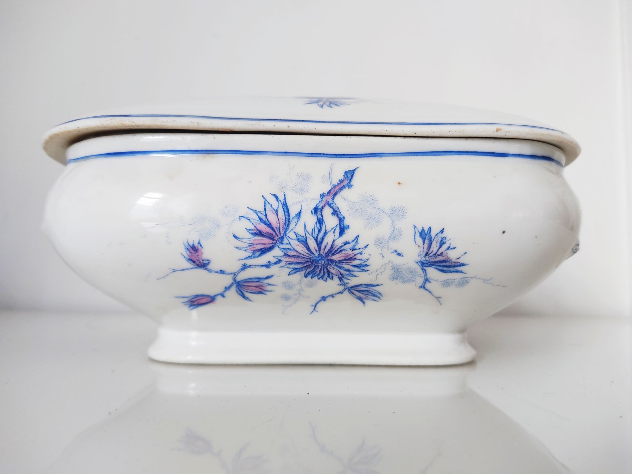 Dish with porcelain lid decoration blue flowers