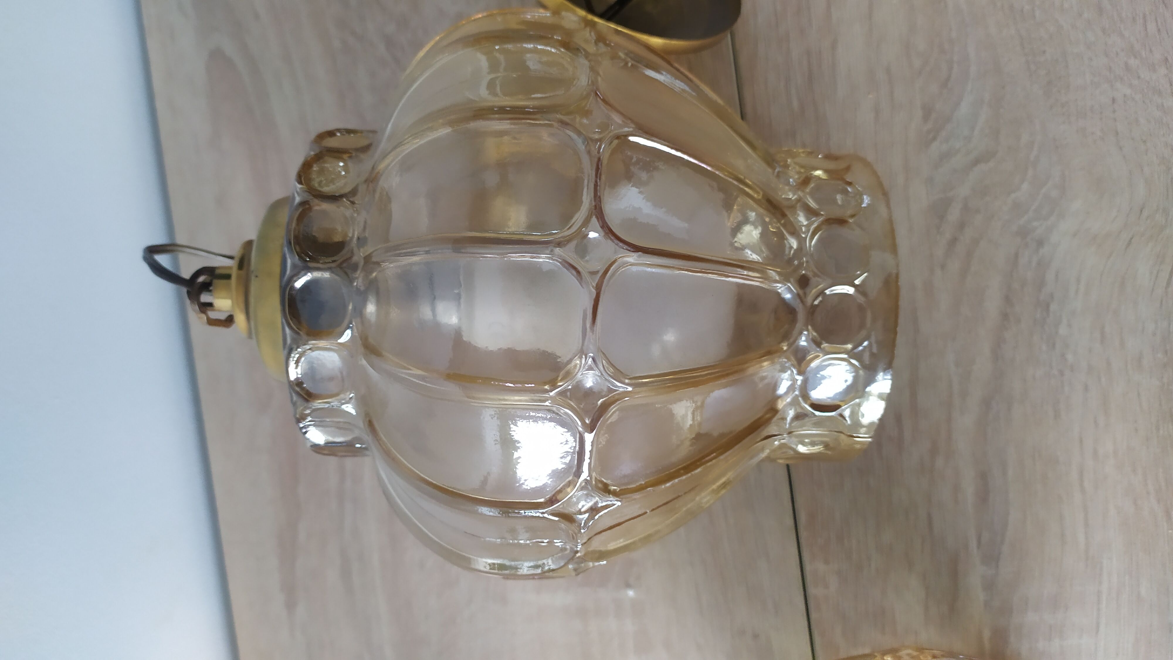 Deux lustres Globe en verre moulé d’une belle couleur ambrée