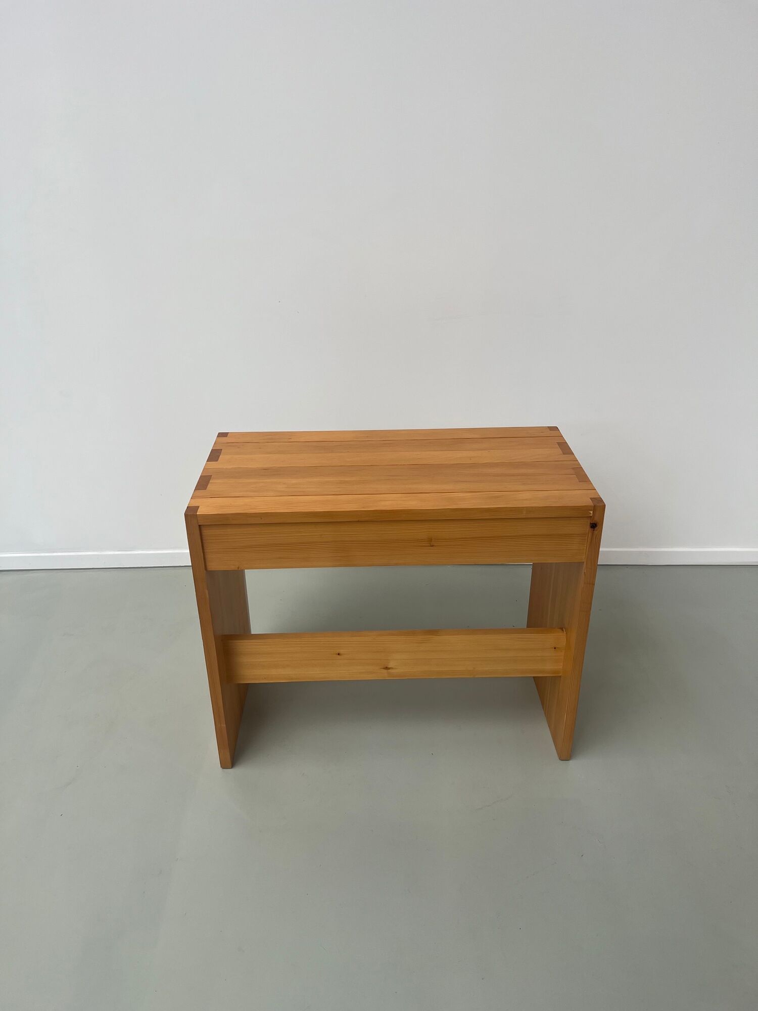 Bureau de Roland Haeusler pour Maison Regain, en pin Circa 1970