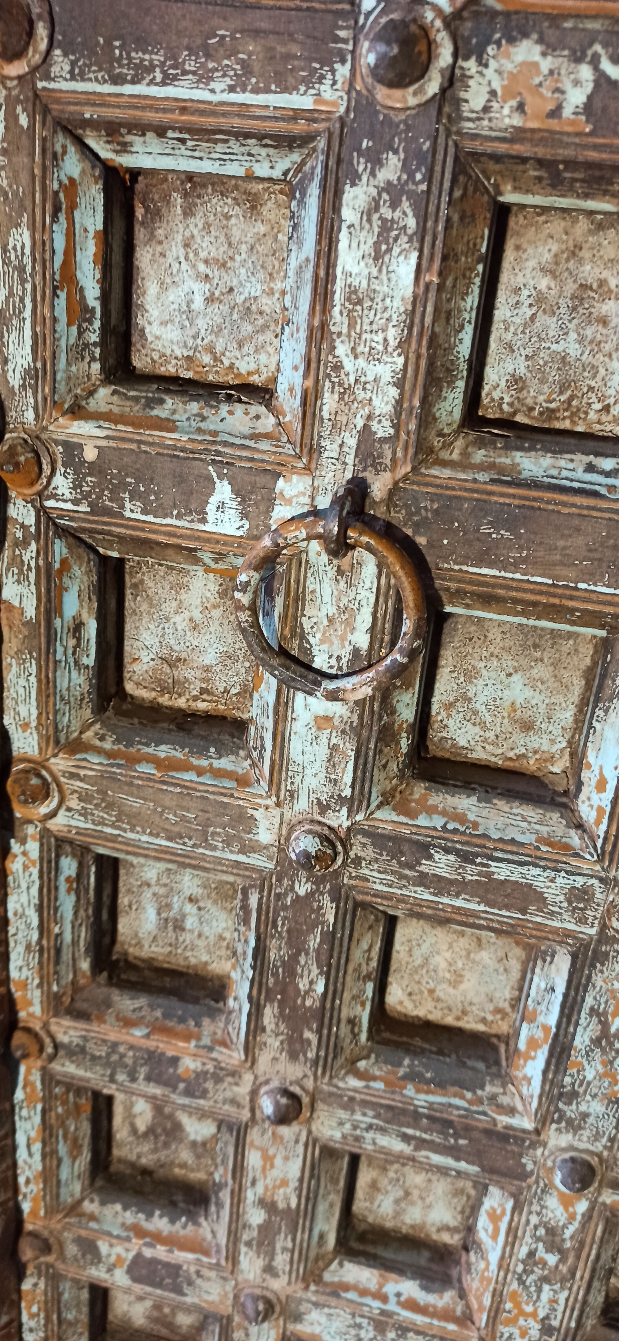 Porte ancienne en bois avec croisillons