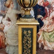 Very important decorative basin in carved and gilded wood, resting on its matching pedestal.