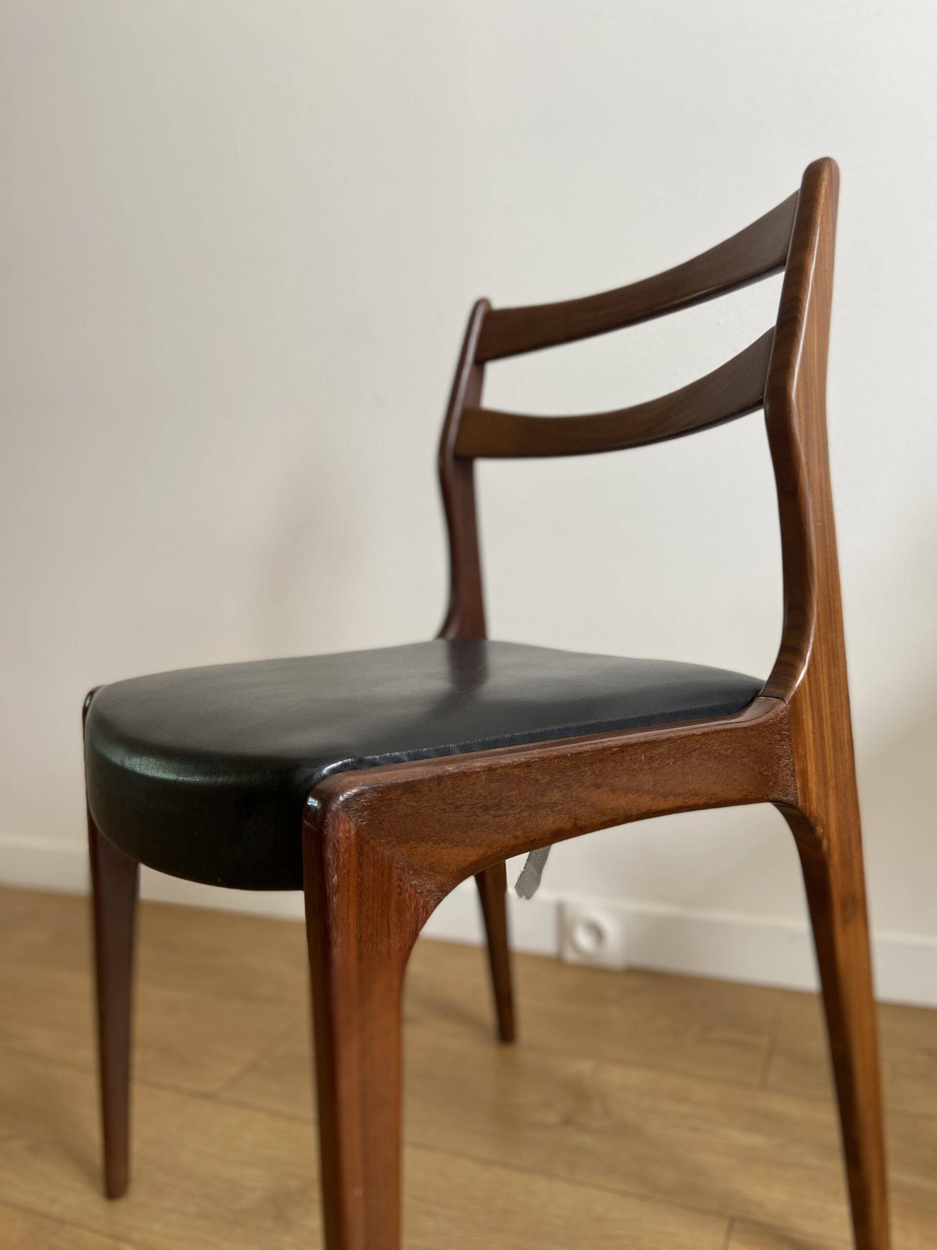 Chaise vintage bois et skaï noir
