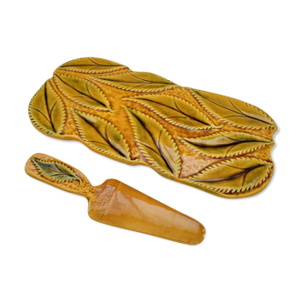 Plat céramique barbotine Vallauris FFP décor feuilles et sa pelle à tarte