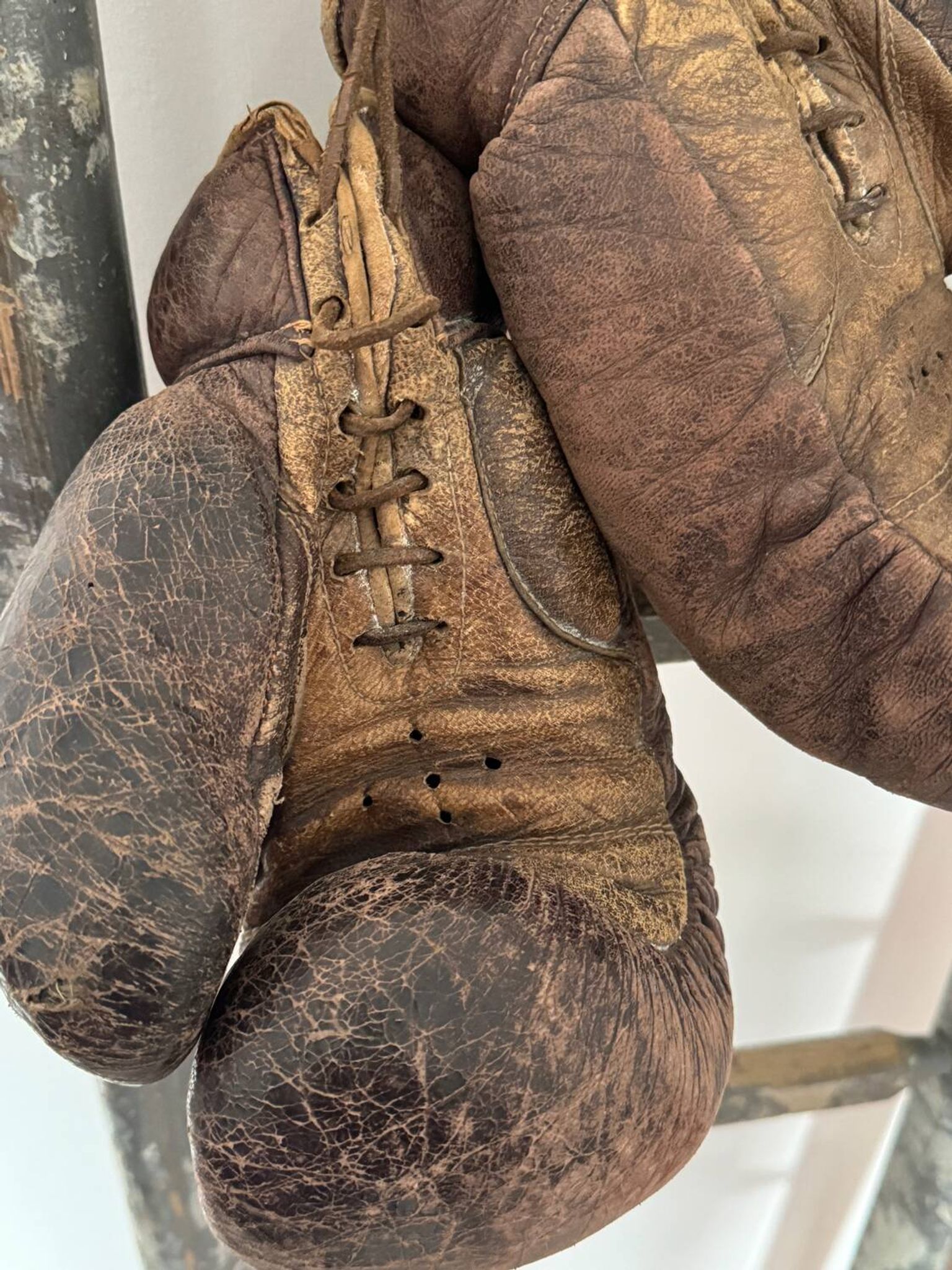 Ancienne paire de gants de boxe en cuir