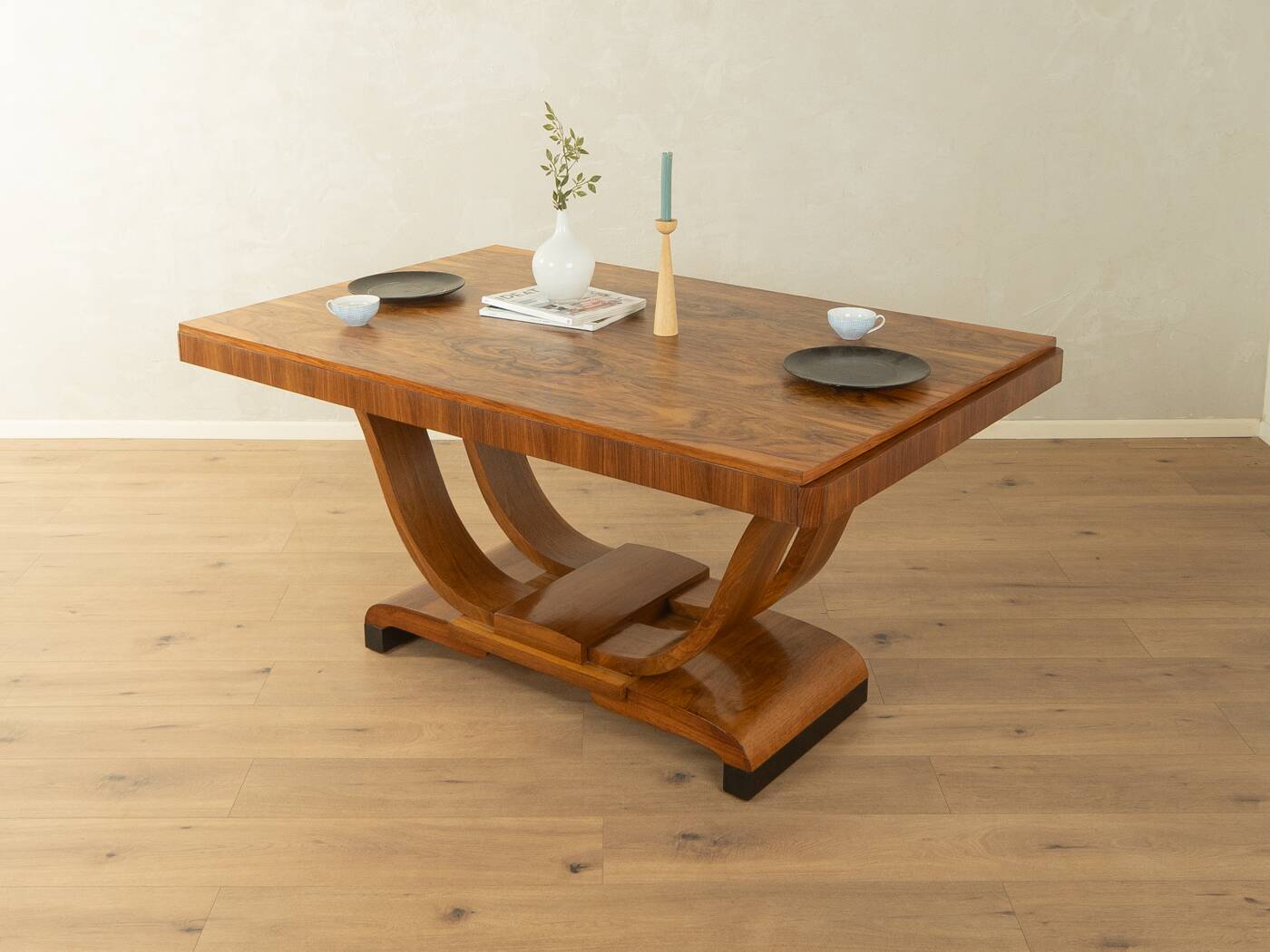 Elegant Art Deco dining table from the 1930s, walnut root veneer