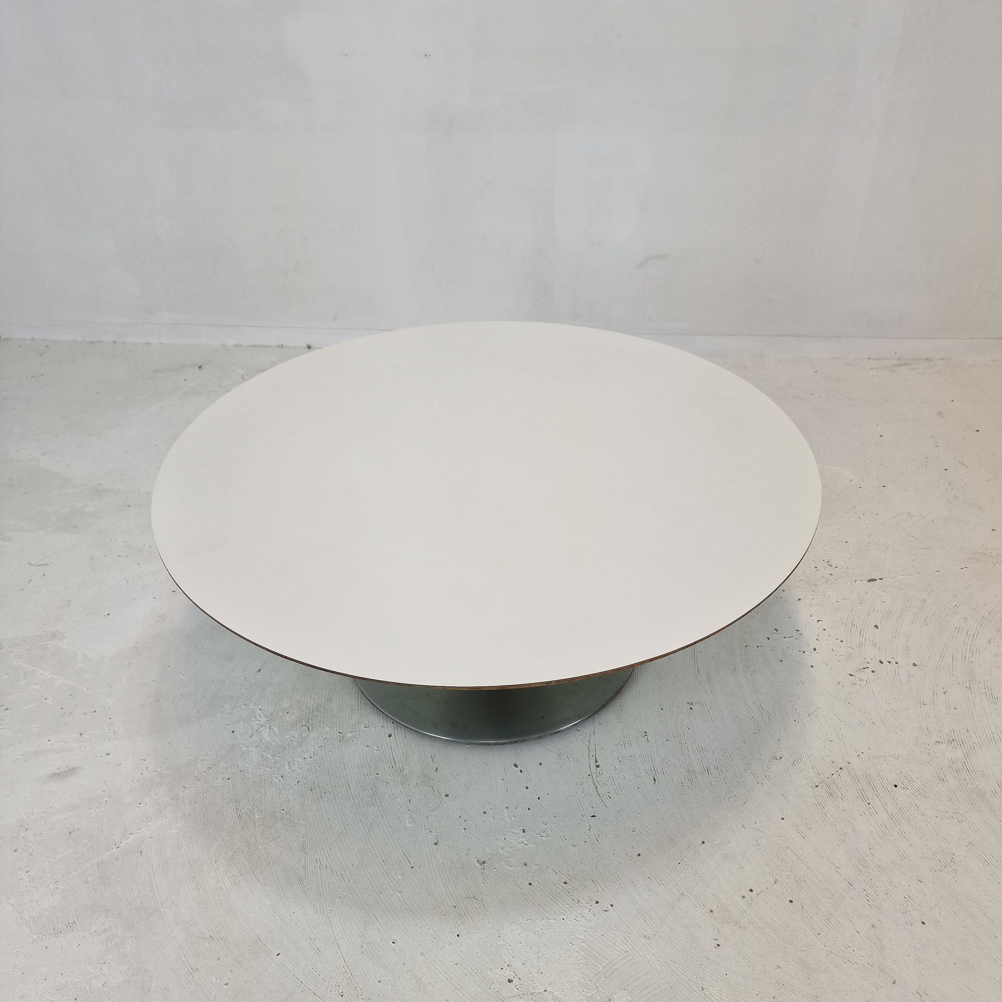 Circle coffee table by Pierre Paulin for Artifort 1960's