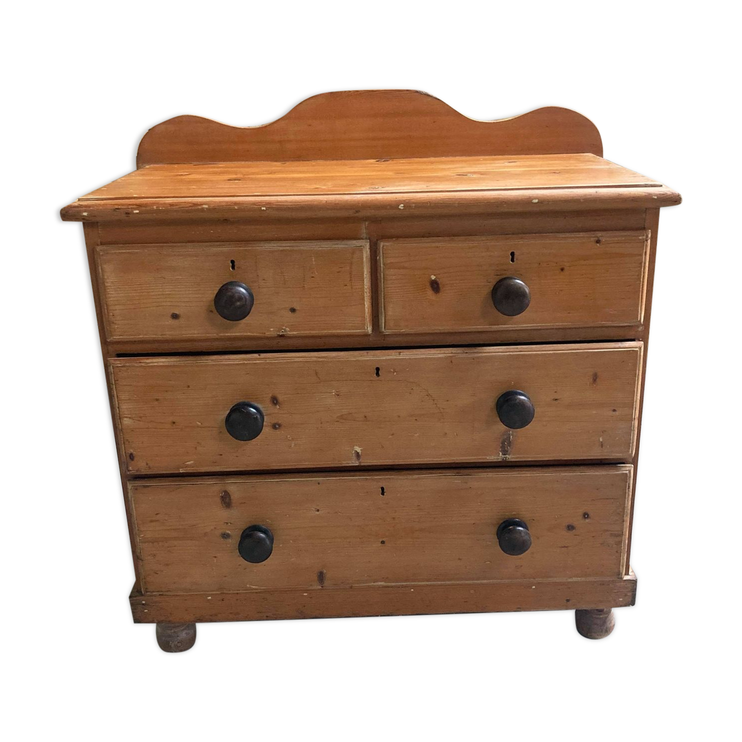 Commode en pin à gros boutons