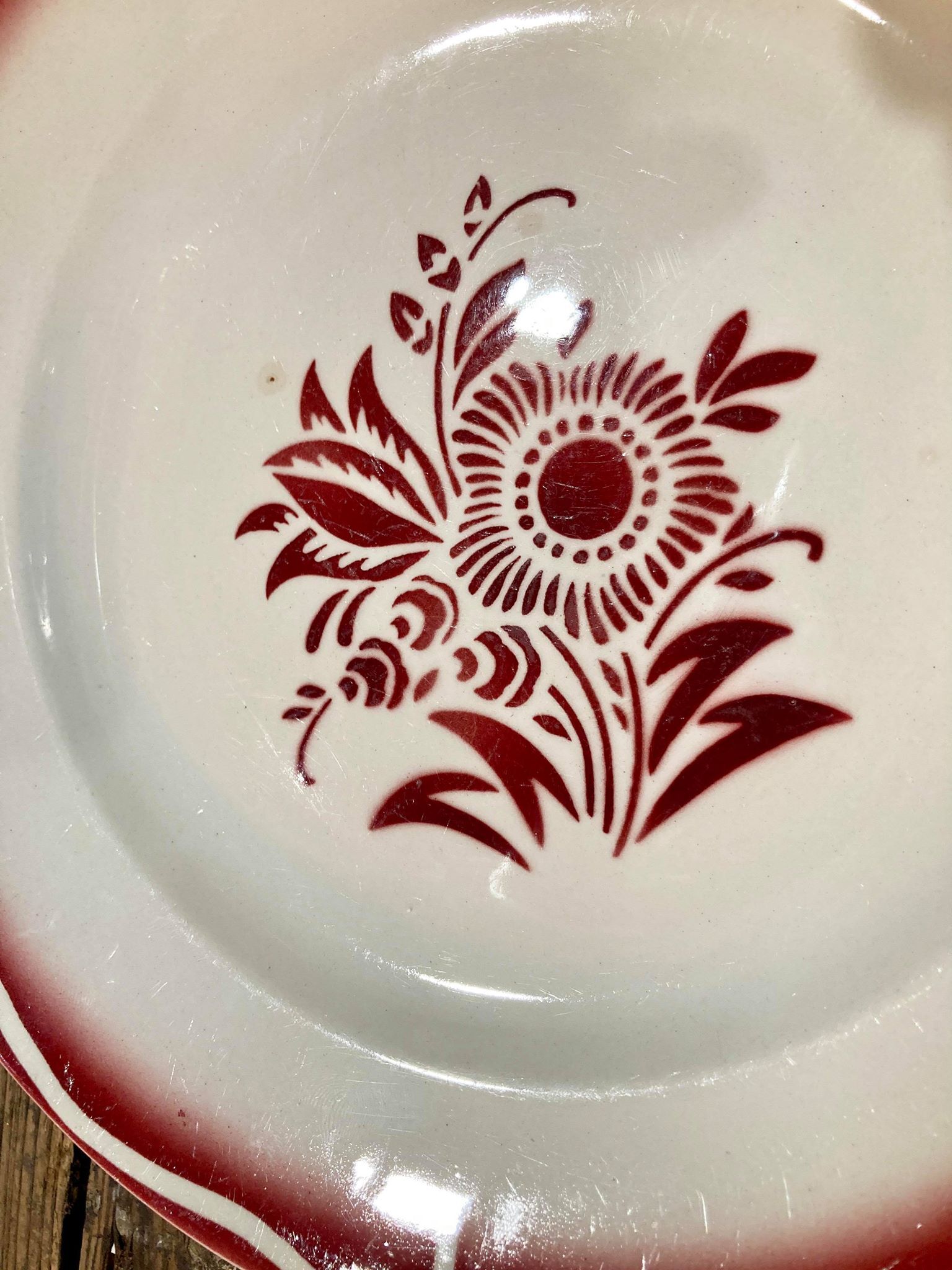 Digoin Sarreguemine red plate