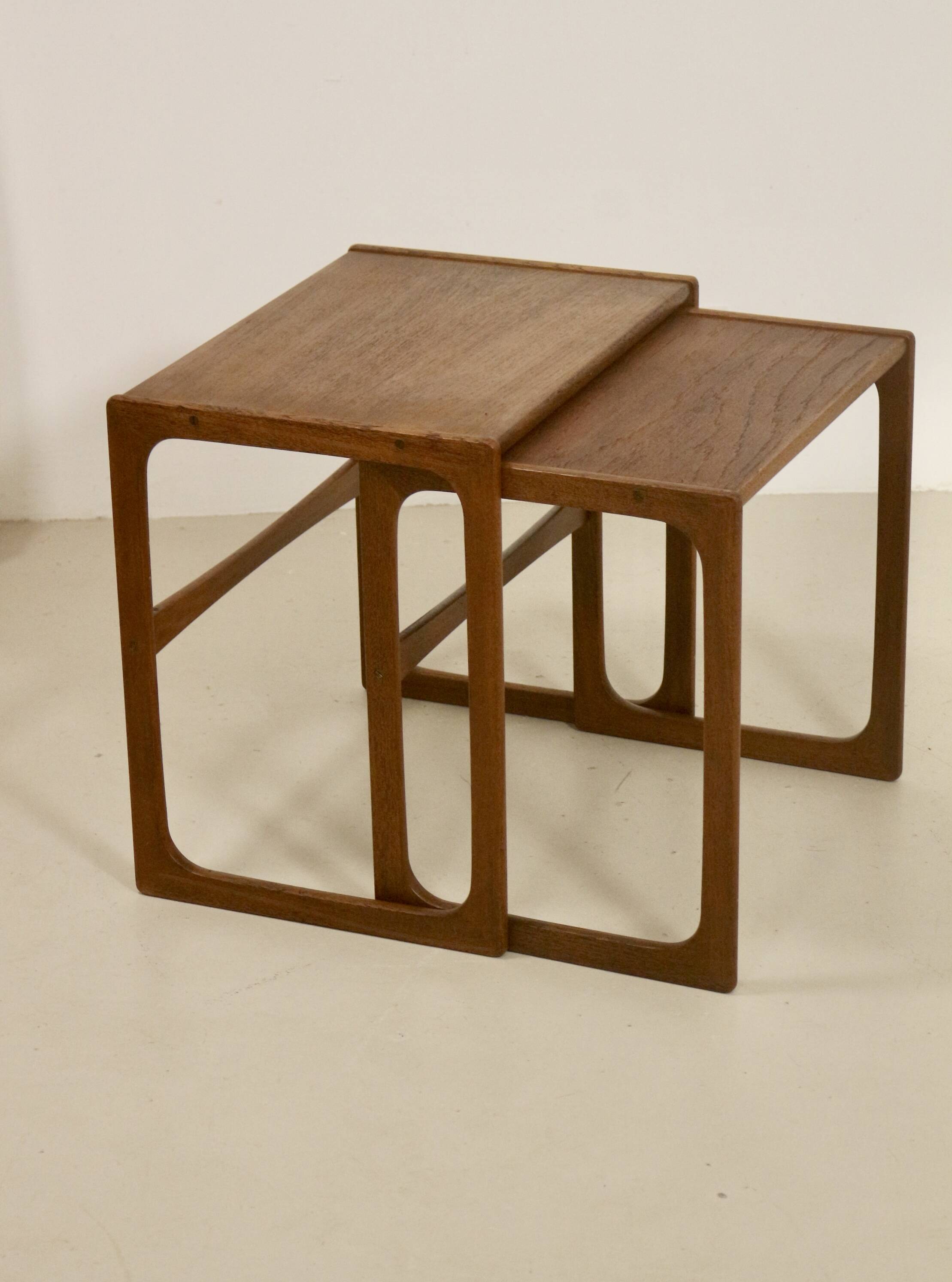 Scandinavian nesting tables rn teak year 60. Ref twiny.