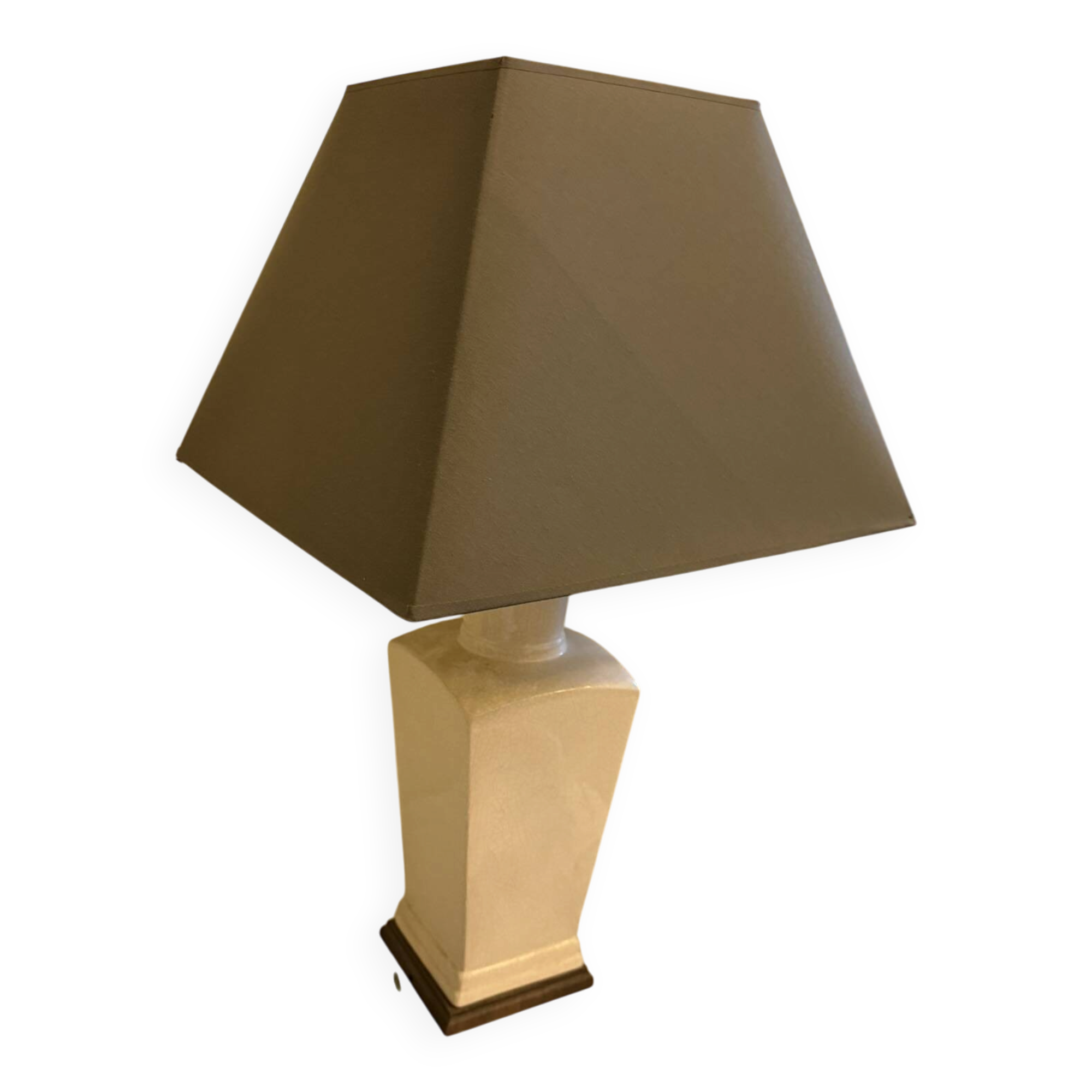 Cracked white ceramic lamp
