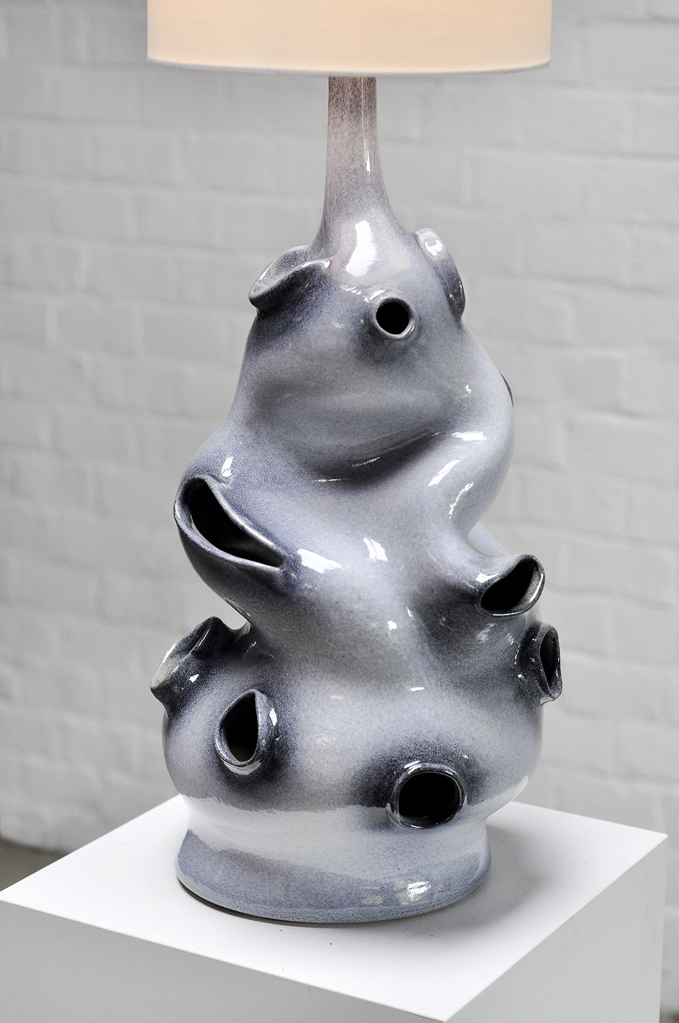 Lampe de table sculpturale émaillée en céramique française, années 1970