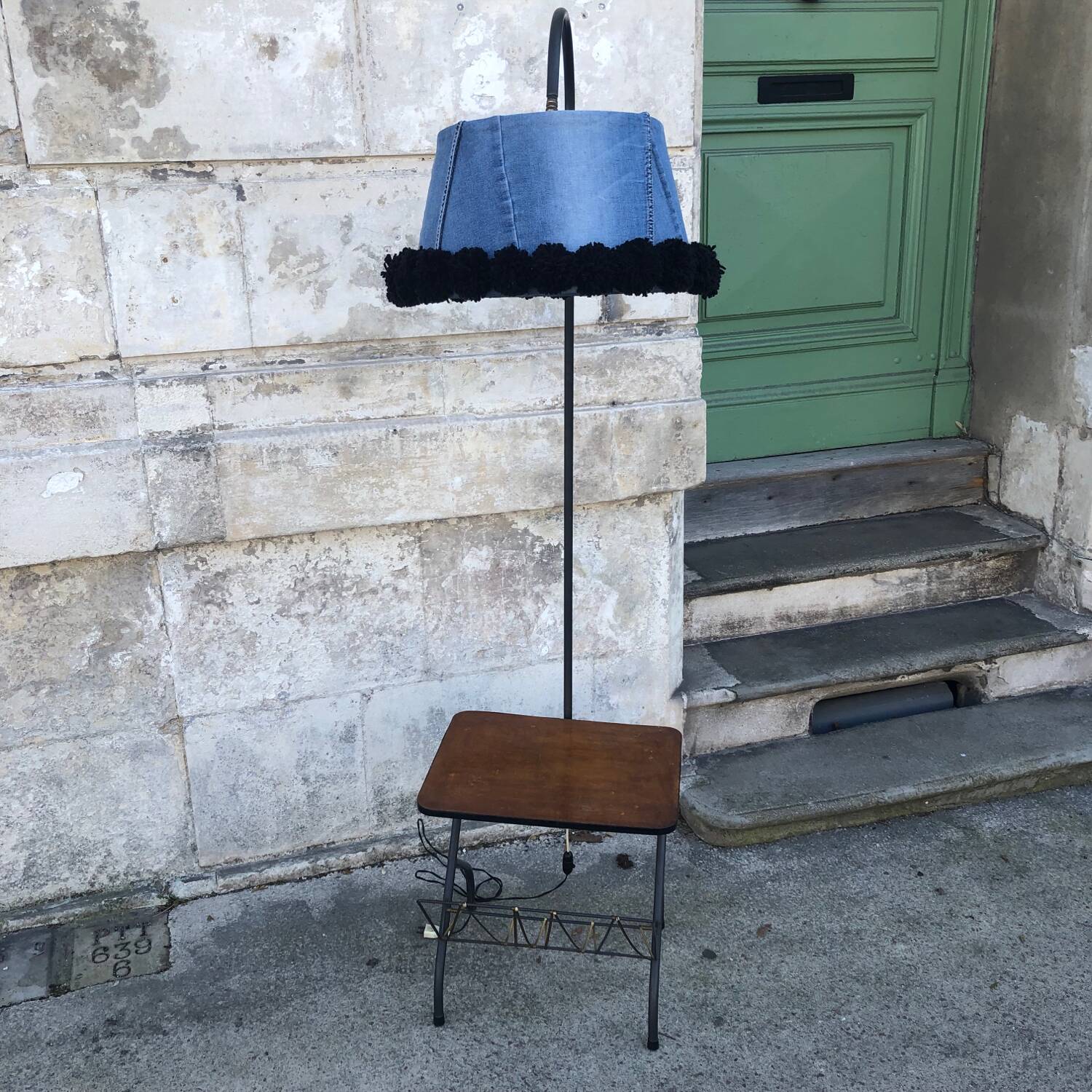 Reading light with scoubidou magazine holder