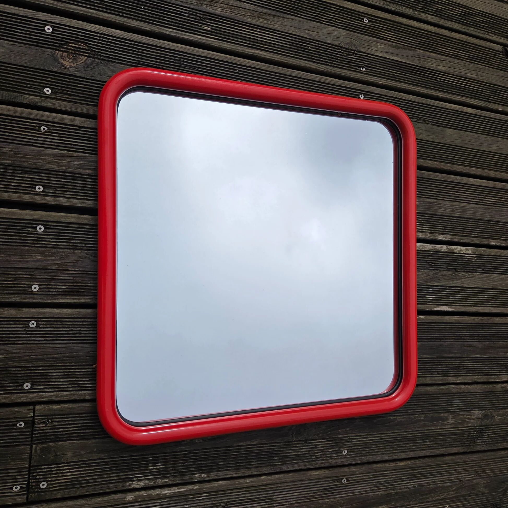 Vintage square mirror in red lacquered metal 60x60.